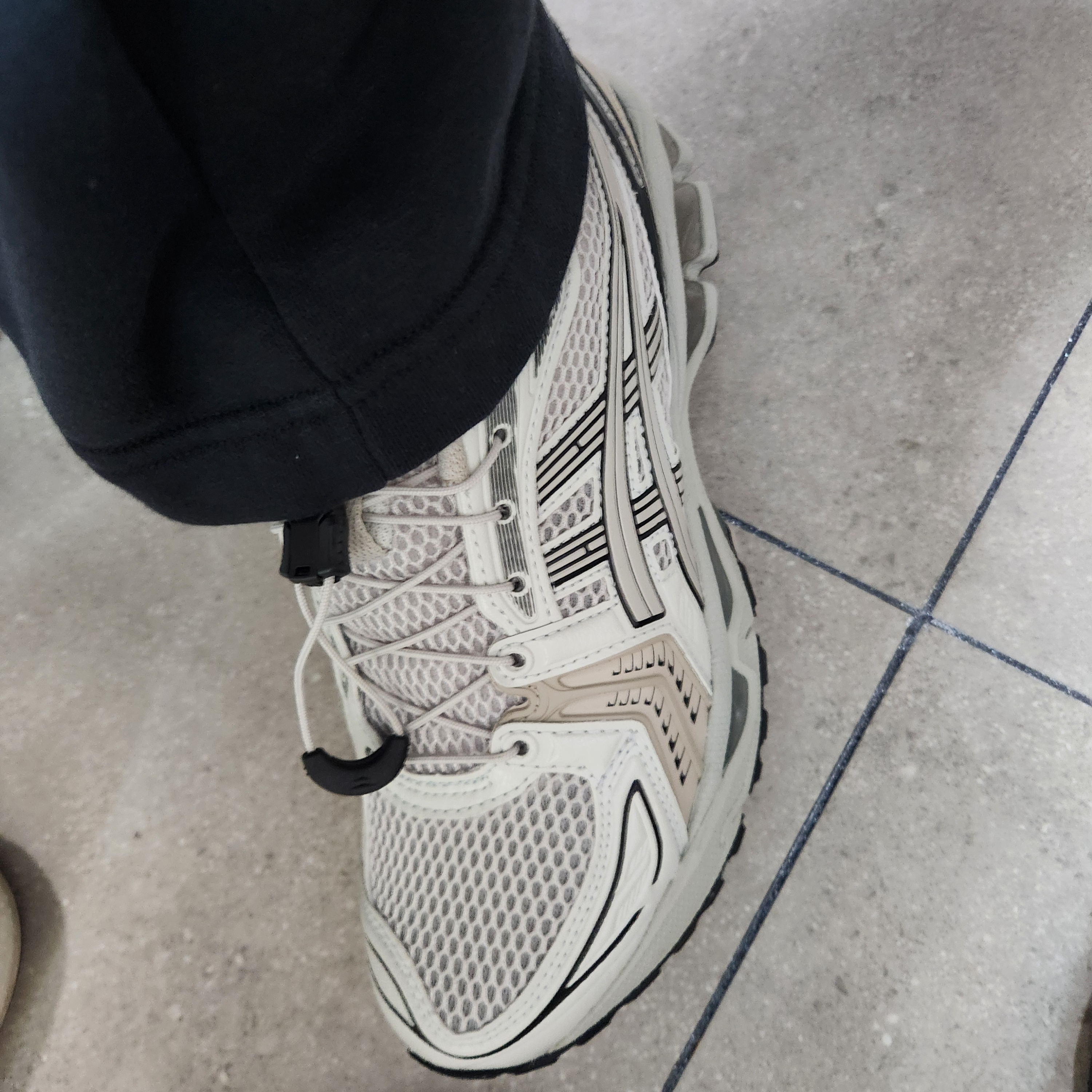 Asics Unlimited Gel-Kayano 14 Smoke Grey 착용 스타일 - 2