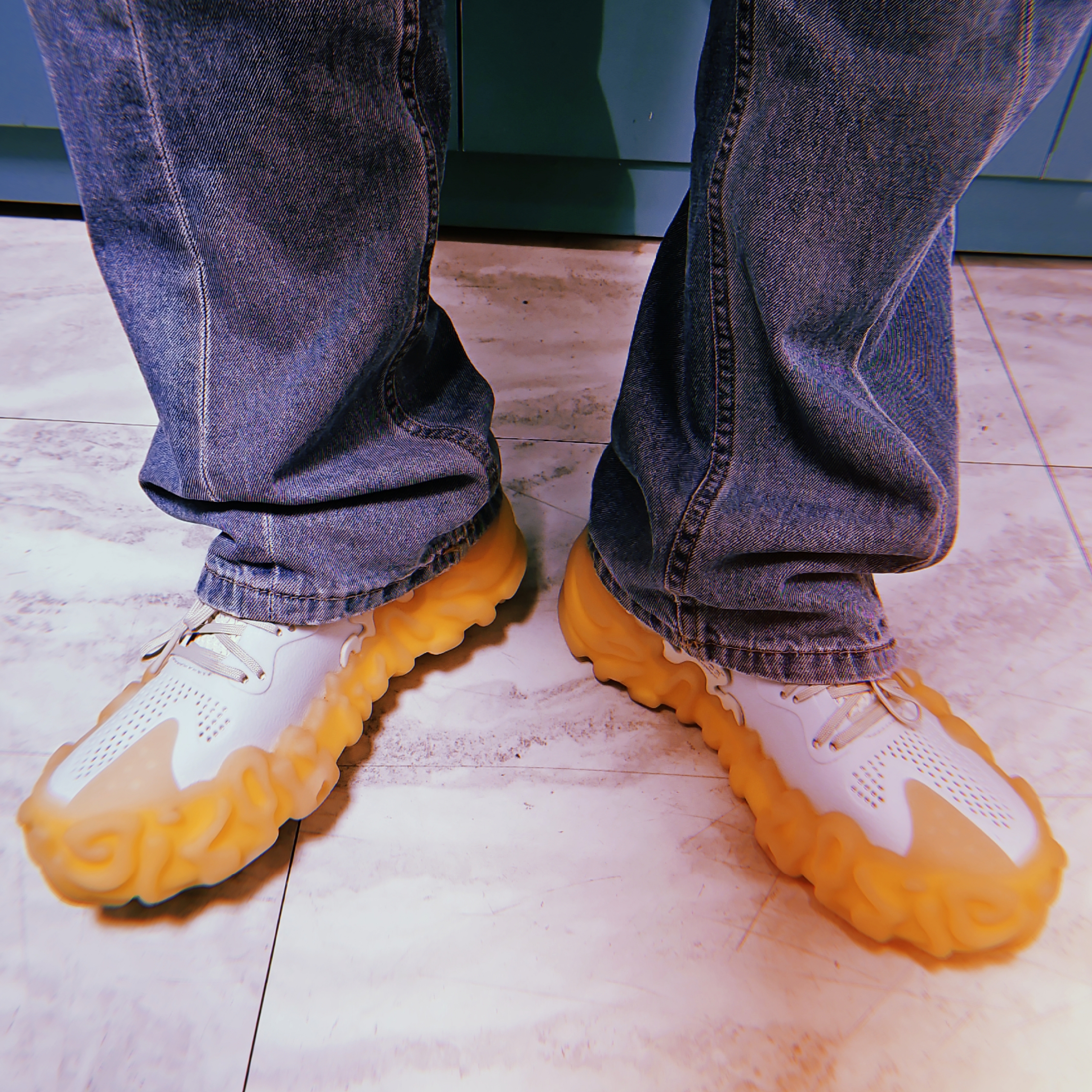 Crocs x Salehe Bembury Pollex Juniper Tahini Gum 착용 스타일 - 3