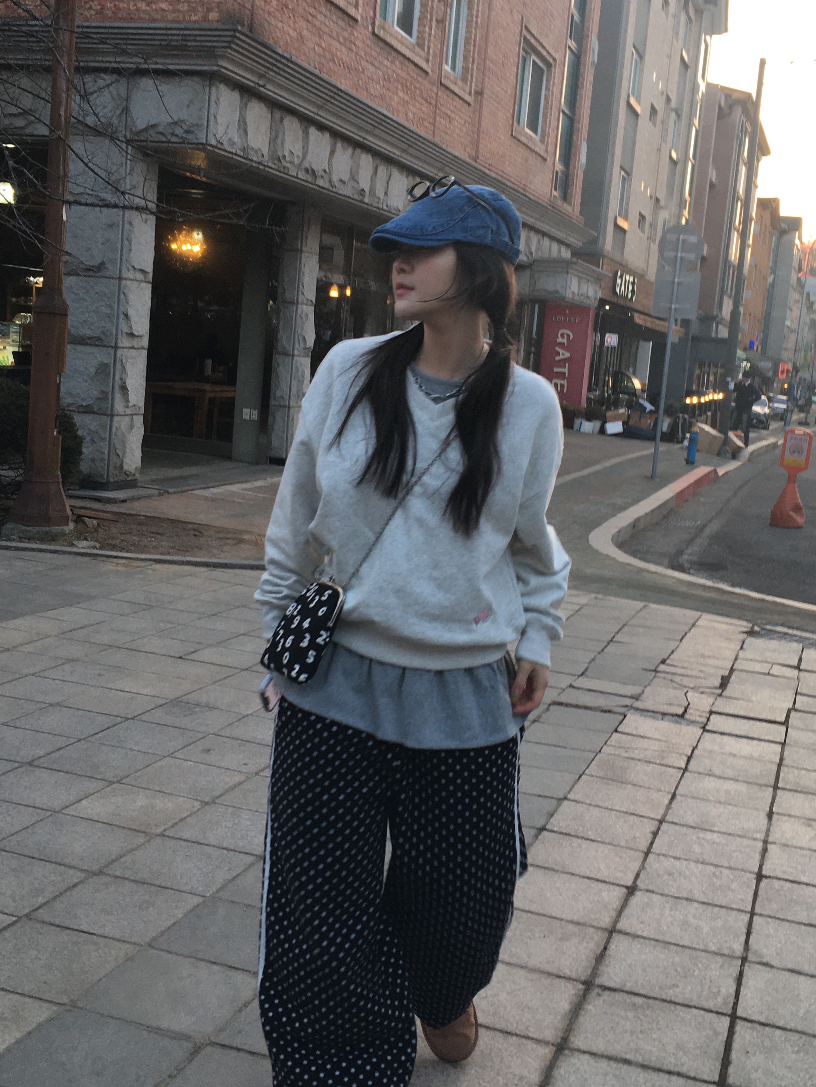 Sou Sou Canvas Soft Gamaguchi Bag Large Black (with 110cm Black Leather Strap), (W) UGG Classic Mini II Boots Chestnut 착용 스타일 - 4