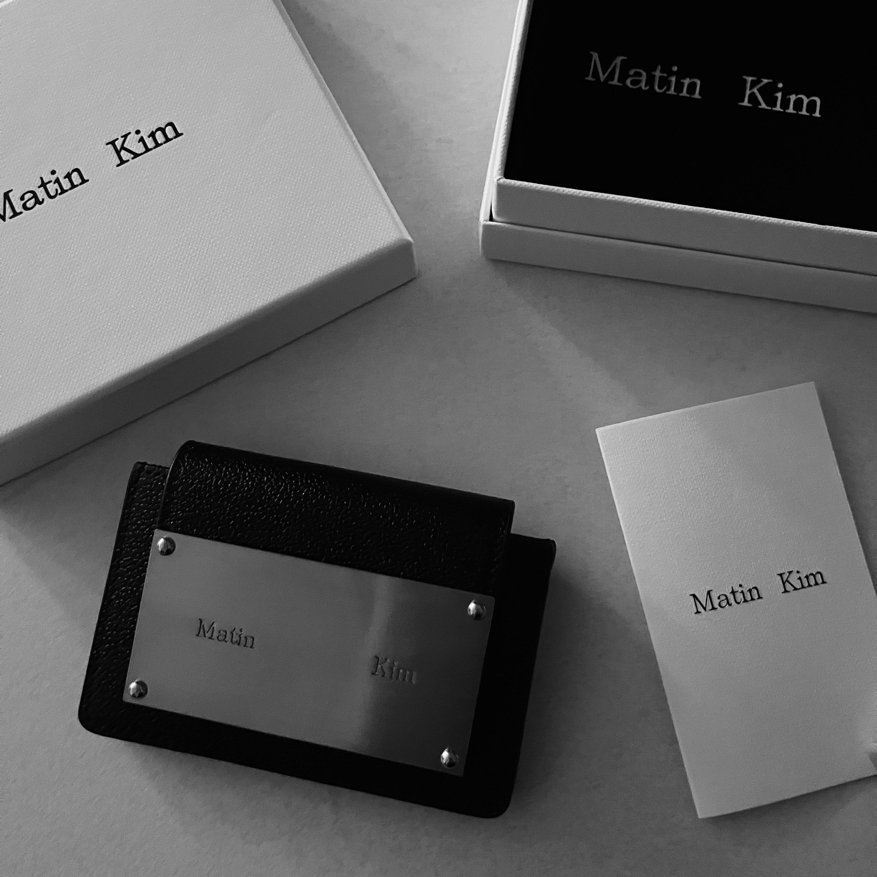 Matin Kim Accordion Wallet Black 착용 스타일
