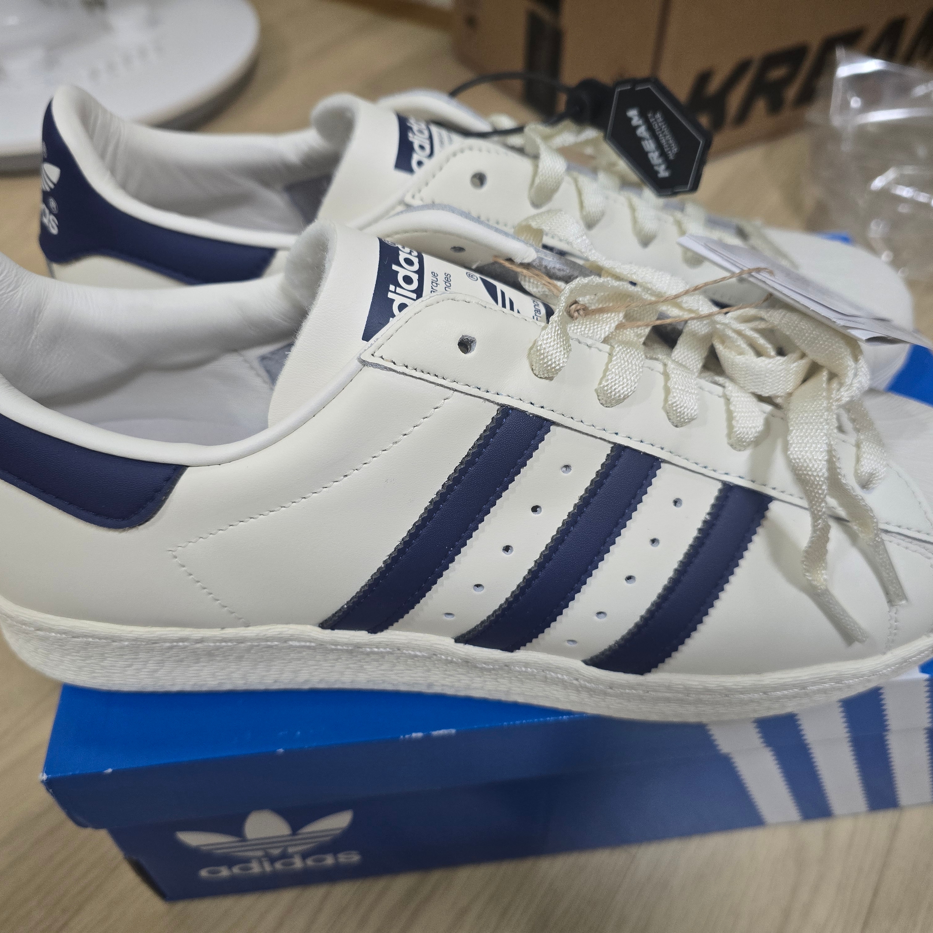 Adidas Superstar 82 White Dark Blue 착용 스타일