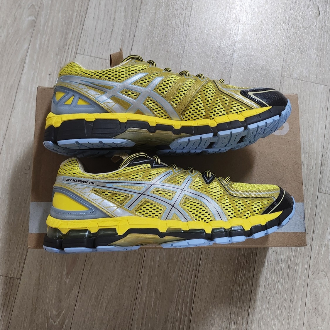 Asics UB9-S Gel-Kayano 20 Vibrant Yellow Pure Silver 착용 스타일 - 2