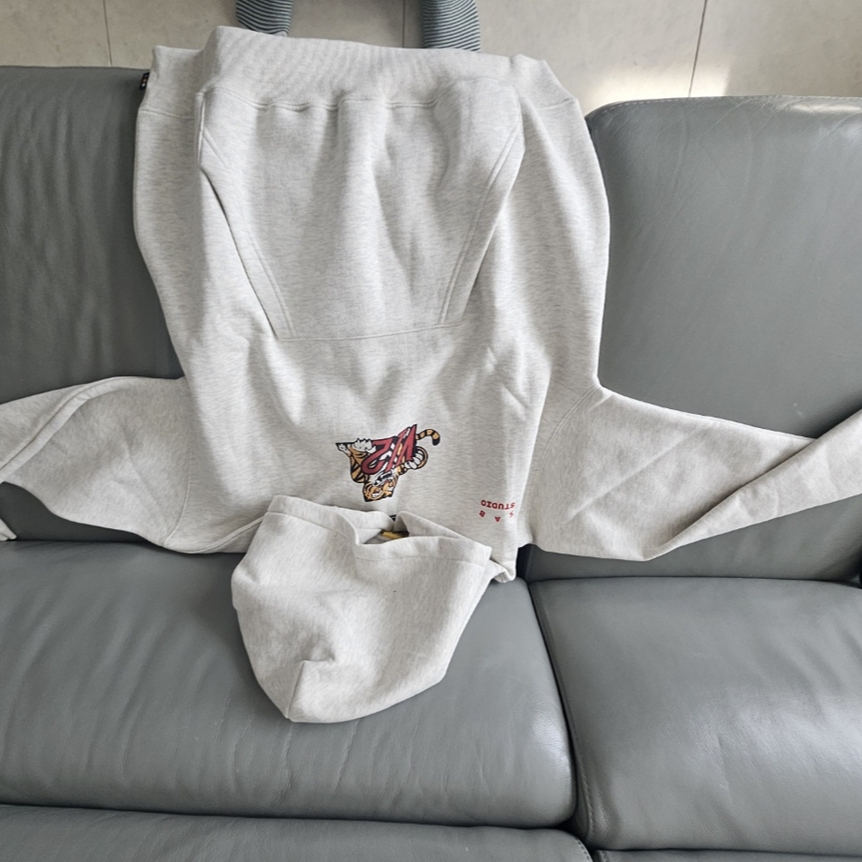 Kia Tigers x IAB Studio V12 Hoodie Ivory 착용 스타일 - 2