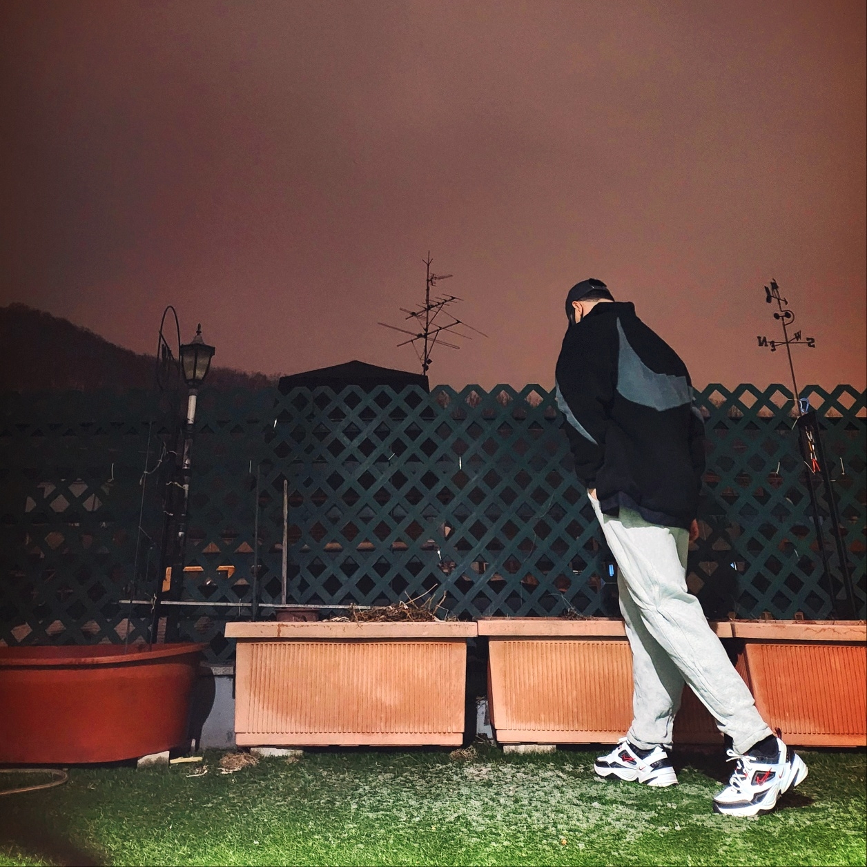 나이키 NSW 헤리티지 86 어드저스터블 캡 앤트러사이트 블랙, 나이키 빅 스우시 풀 집 자켓 블랙 앤트러사이트 착용 스타일 - 2