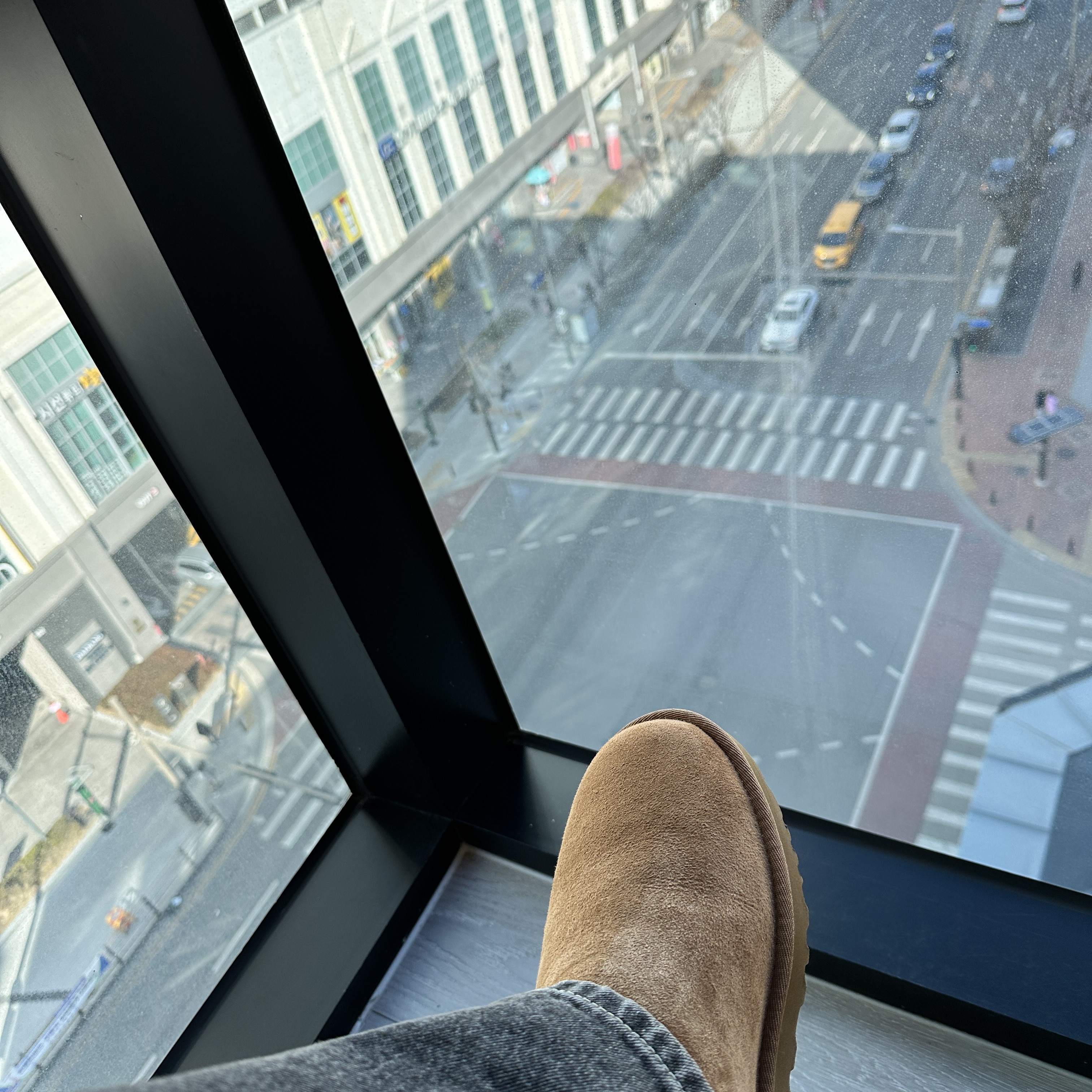 UGG Classic Ultra Mini Chestnut 착용 스타일