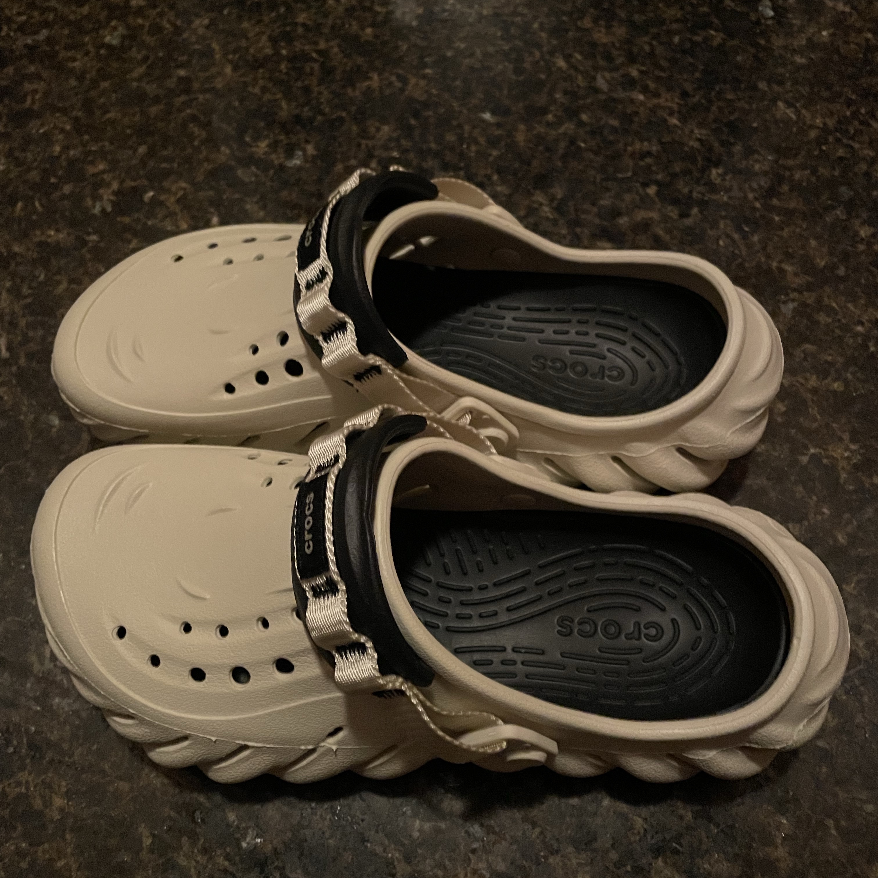 Crocs Echo Clog Bone Black 착용 스타일