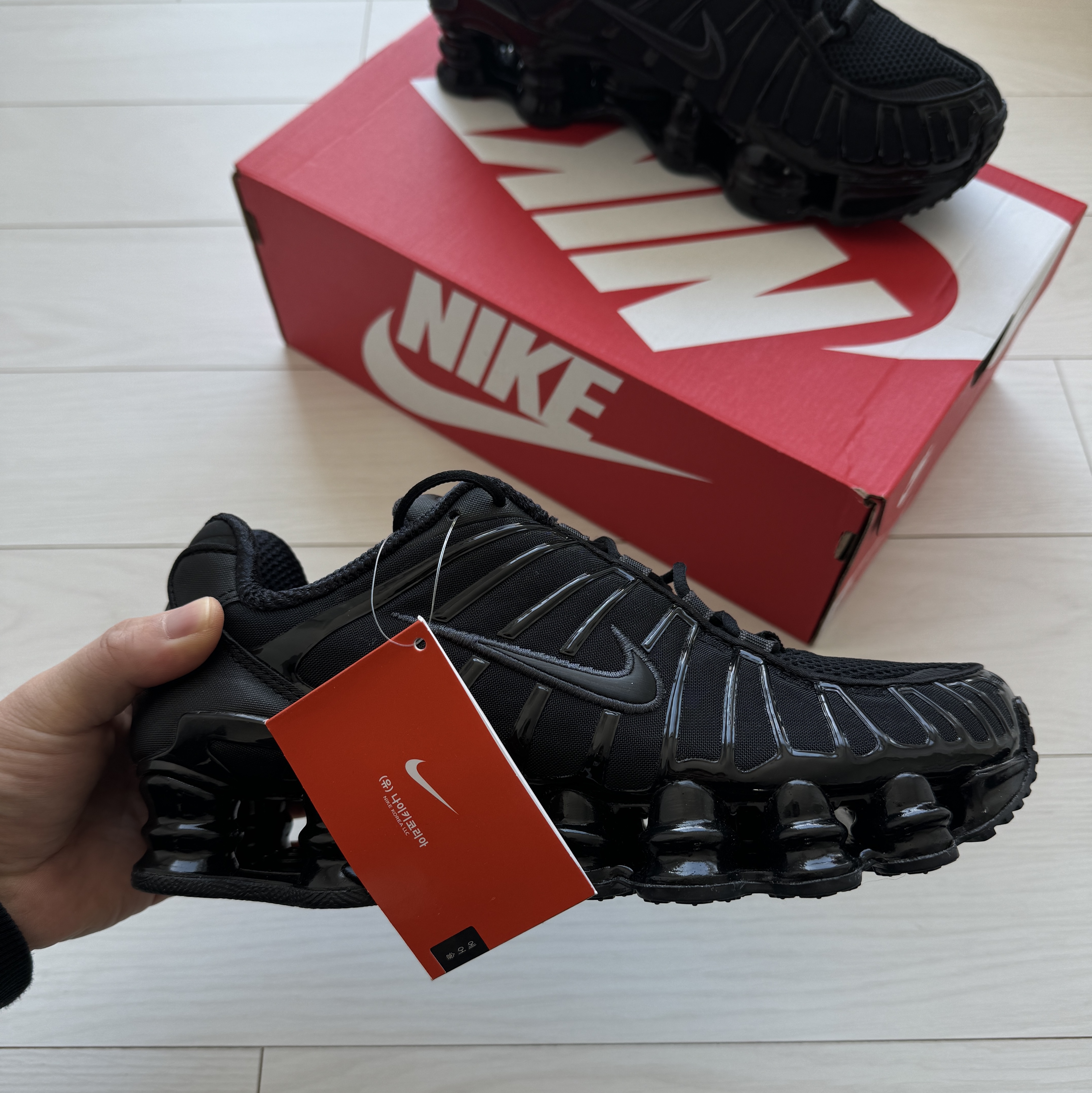 (W) Nike Shox TL Black and Max Orange 착용 스타일
