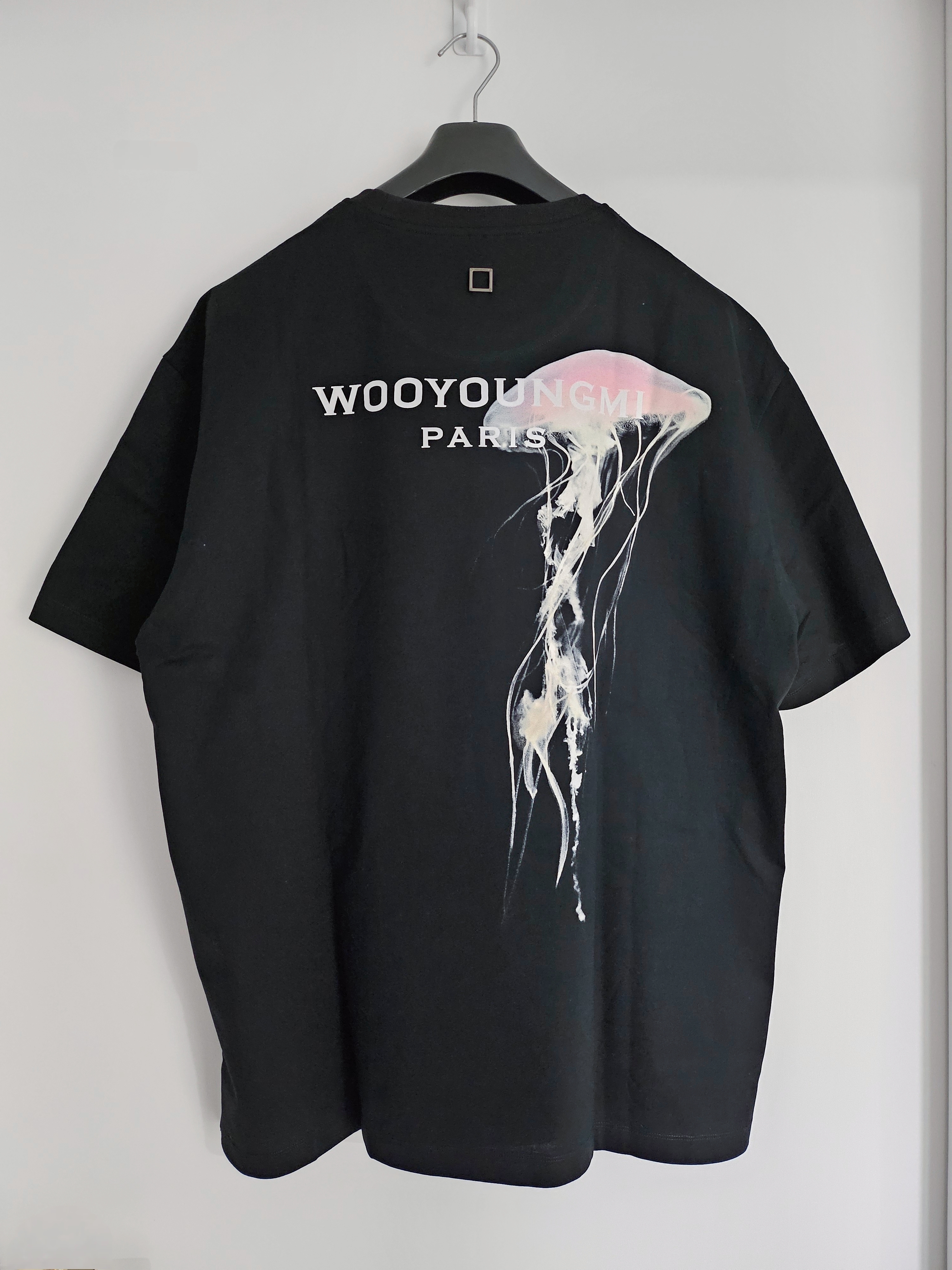 Wooyoungmi Luminous Jellyfish Back Logo T-Shirt Black - 24SS 착용 스타일 - 1