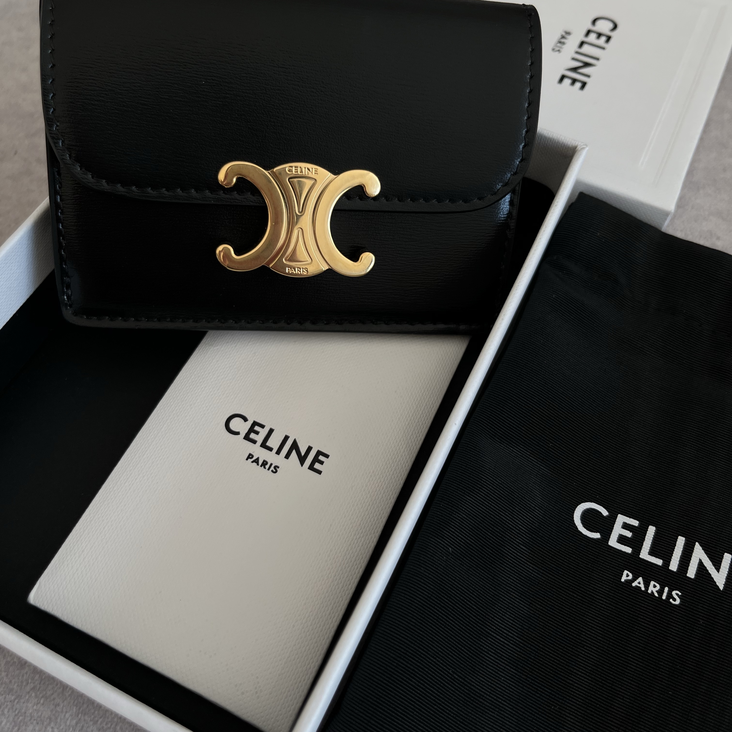 Celine Card Holder with Flap in Shiny Calfskin Black 착용 스타일