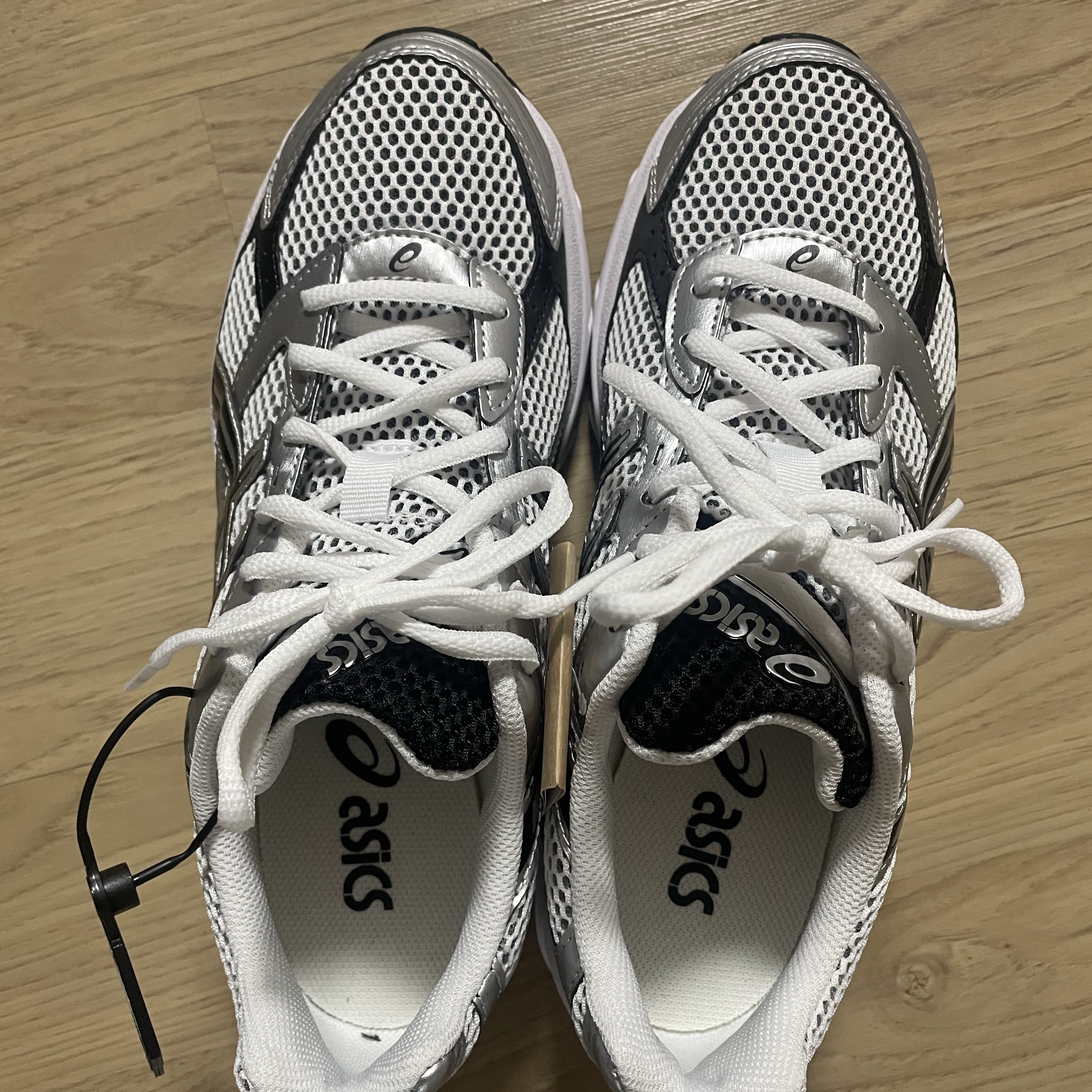 Asics Gel-1130 White Black 착용 스타일 - 1