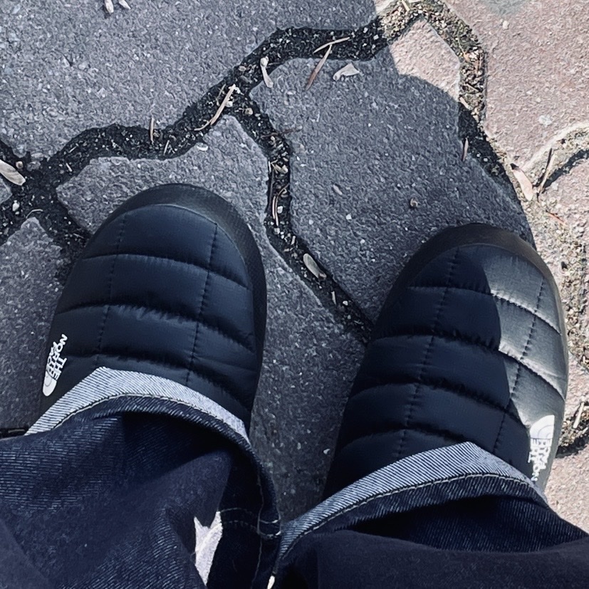 The North Face Thermoball Traction Mule V Black, (W) The North Face Thermoball Traction Mule V Black 착용 스타일 - 1