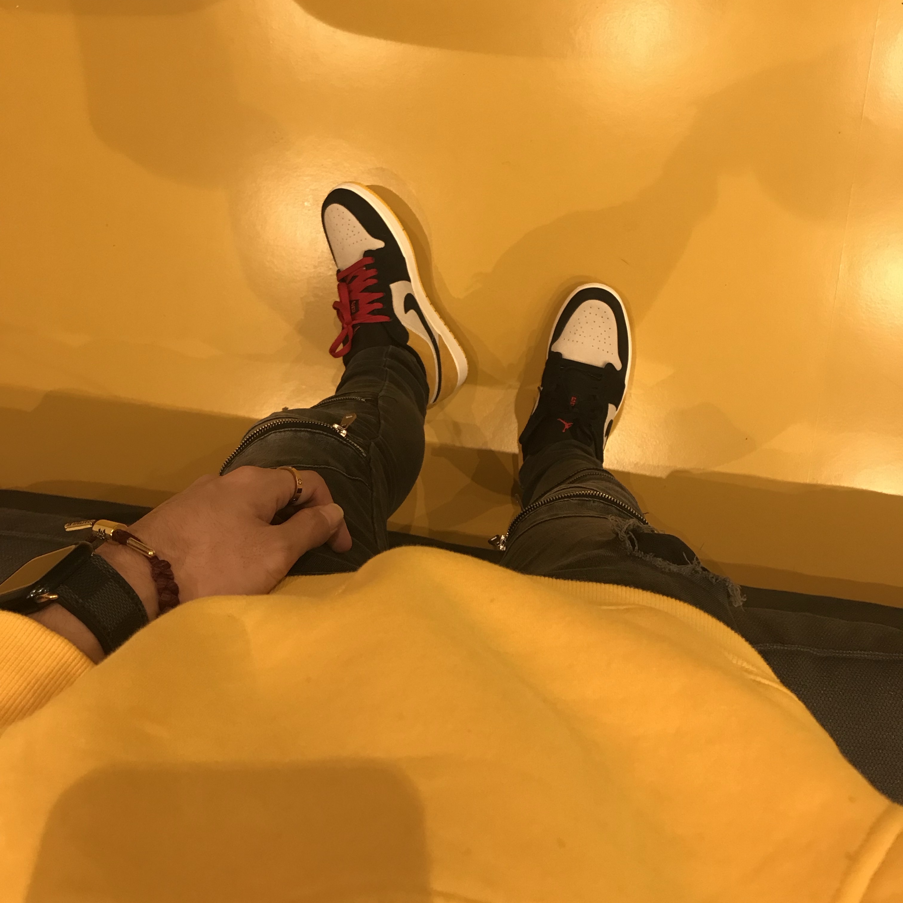 Jordan 1 Low Sail University Gold Black 착용 스타일 - 2