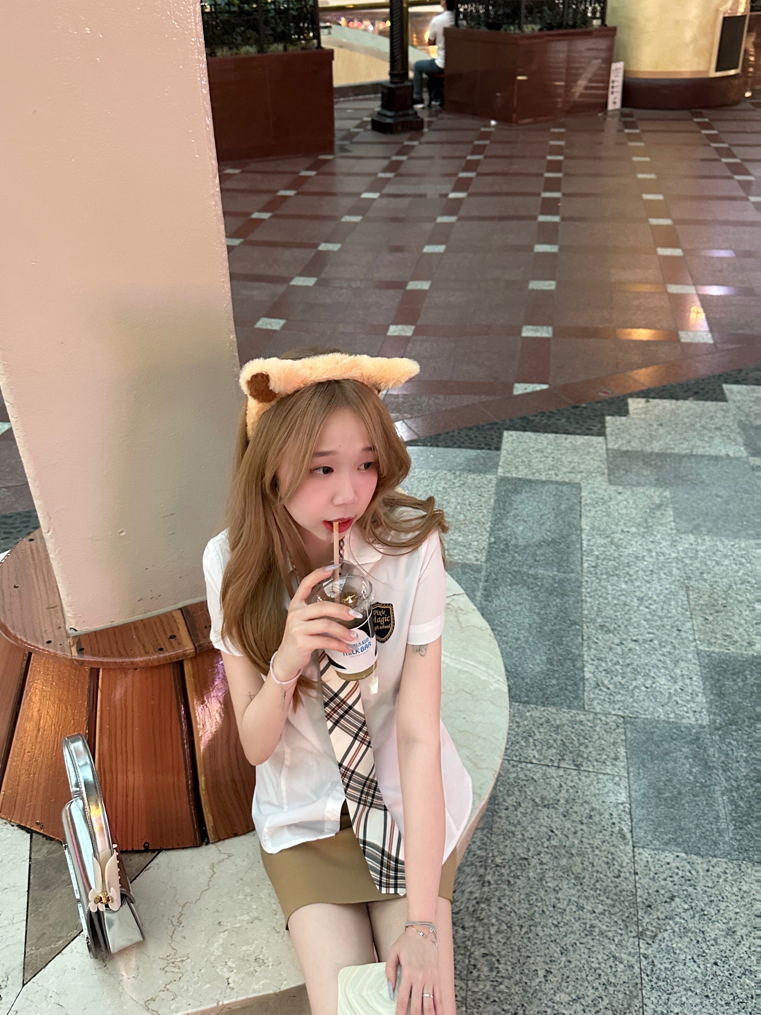 디젤 1DR 숄더백 인 미러드 레더 실버, 디올 클레어 D 룬 브레이슬릿 실버 피니쉬 메탈 & 화이트 크리스탈 착용 스타일 - 1