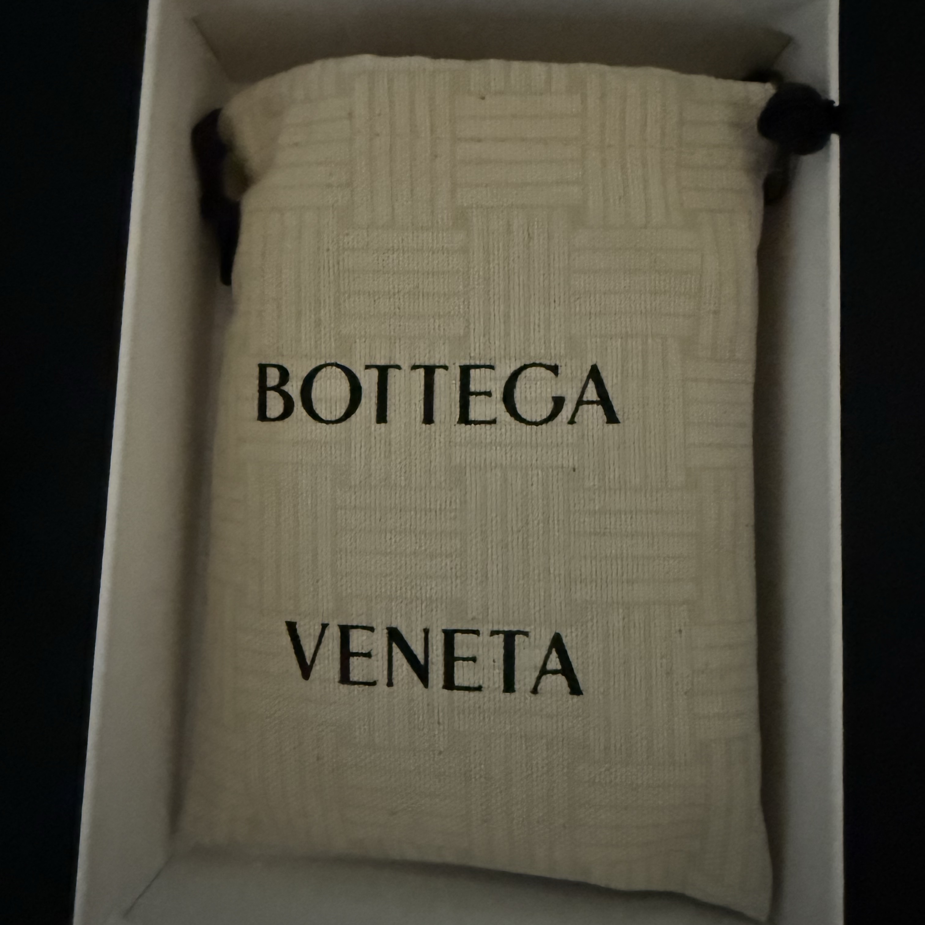 Bottega Veneta Flap Card Case Black 착용 스타일
