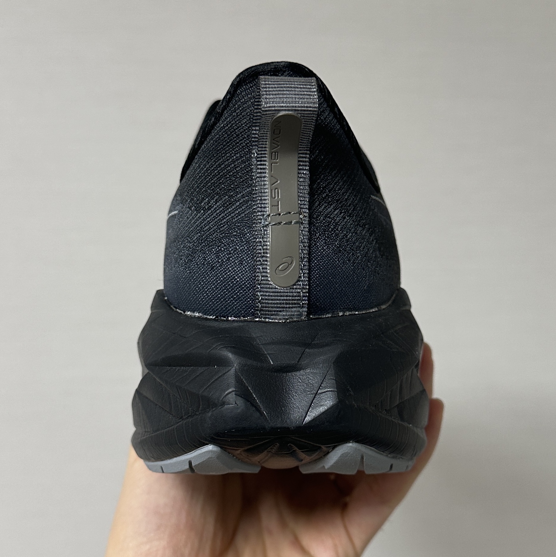 Asics Novablast 4 Black Graphite Grey 착용 스타일 - 3