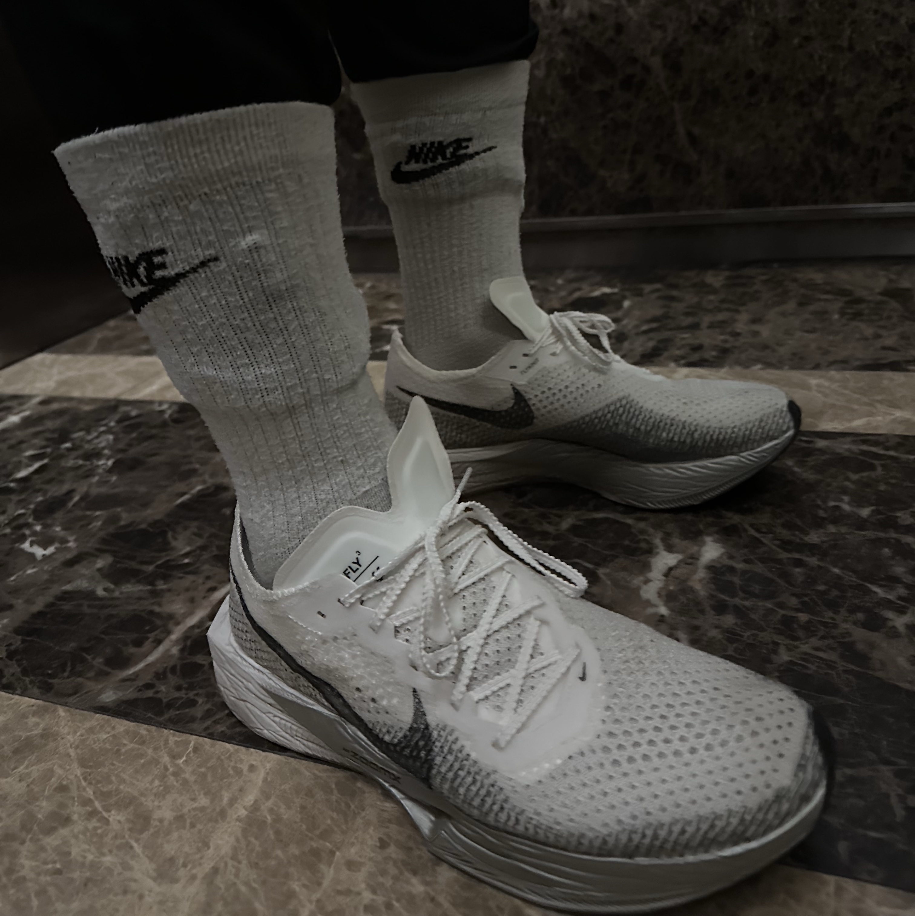 On Running Lightweight Cap Black, Nike ZoomX Vaporfly Next% 3 White Grey 착용 스타일 - 2