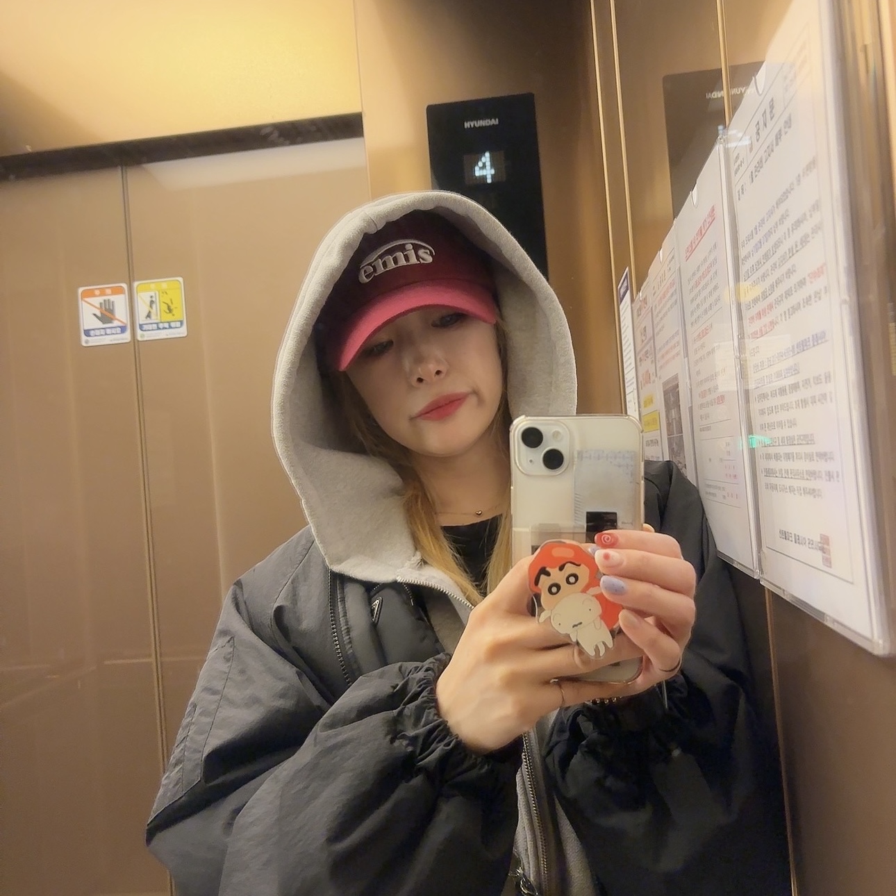 Emis New Logo Emis Cap Burgundy 착용 스타일 - 1