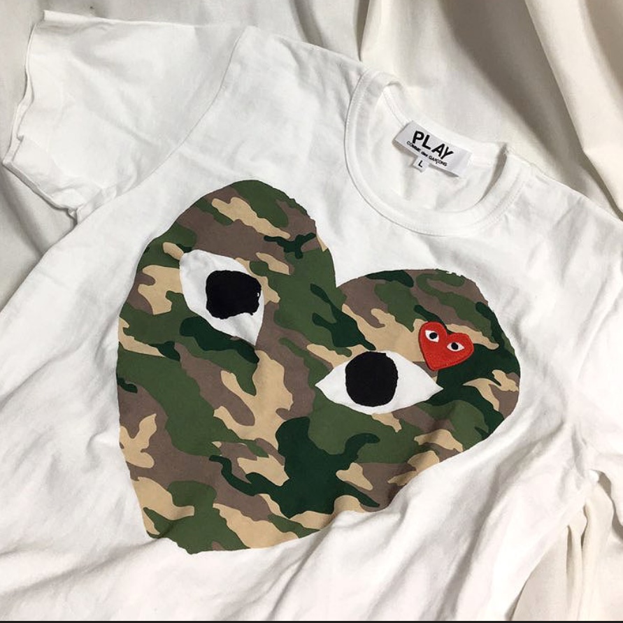 Play Comme des Garcons Camouflage Heart T-Shirt White 착용 스타일