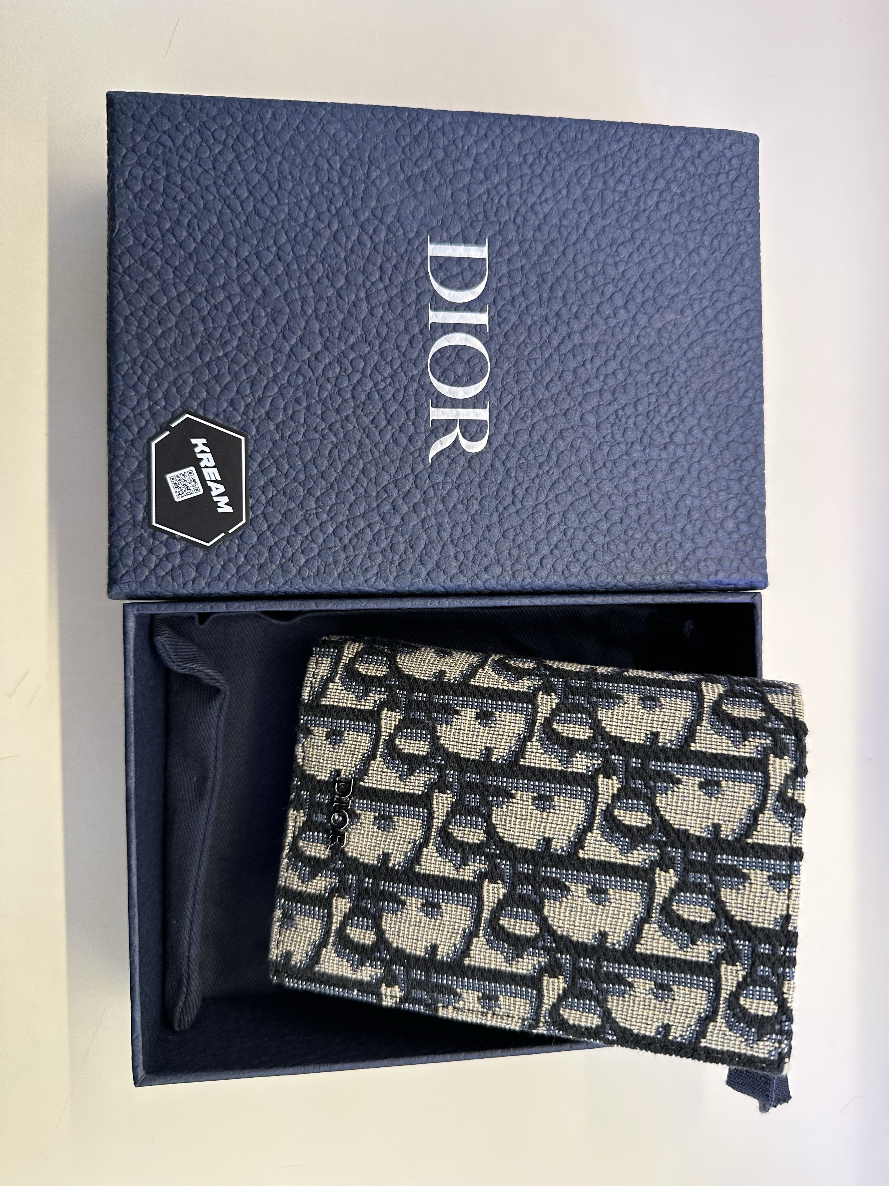 Dior Bi-Fold Card Holder Beige & Black Dior Oblique Jacquard 착용 스타일