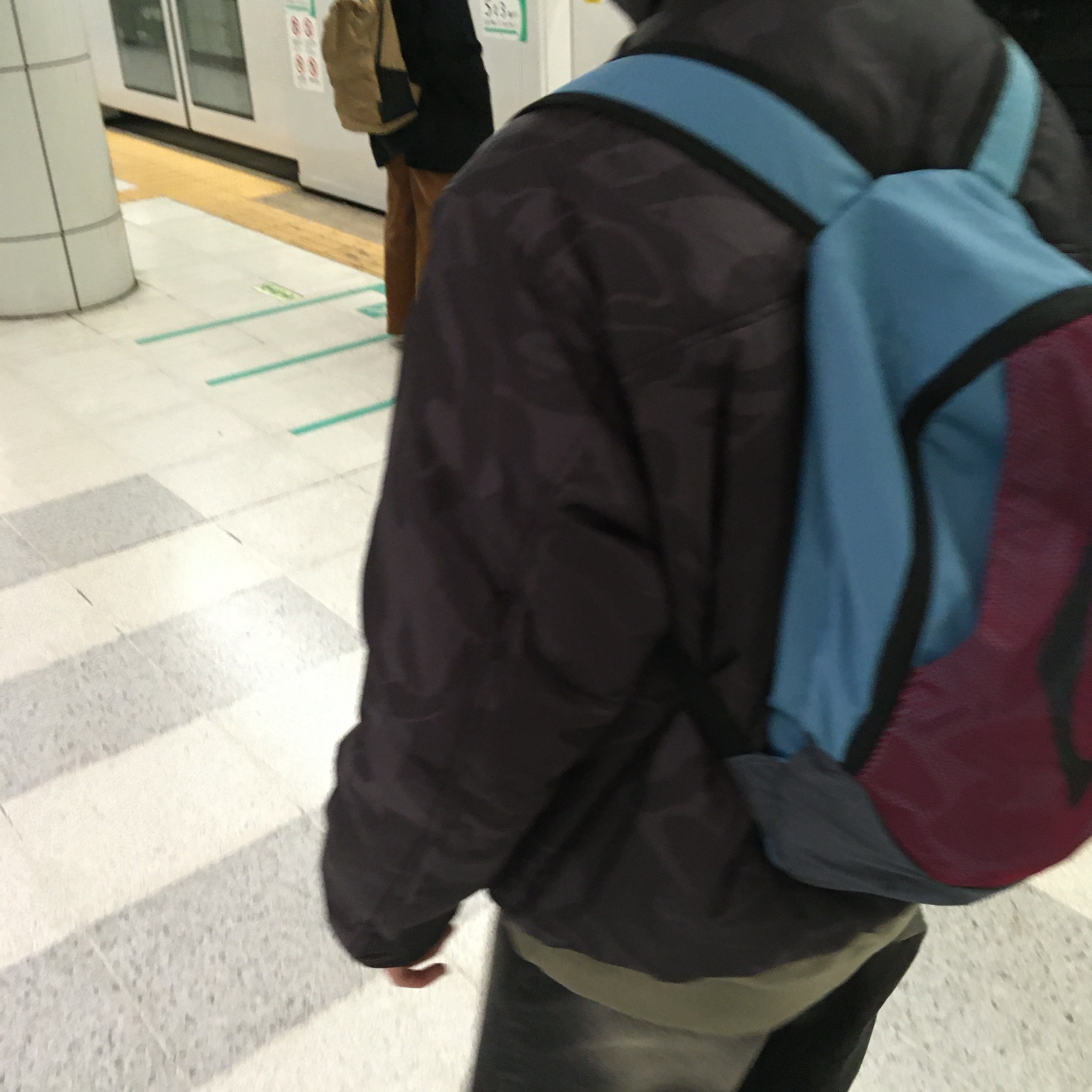 Mischief Rhombus Mesh Backpack Burgundy Blue 착용 스타일 - 3