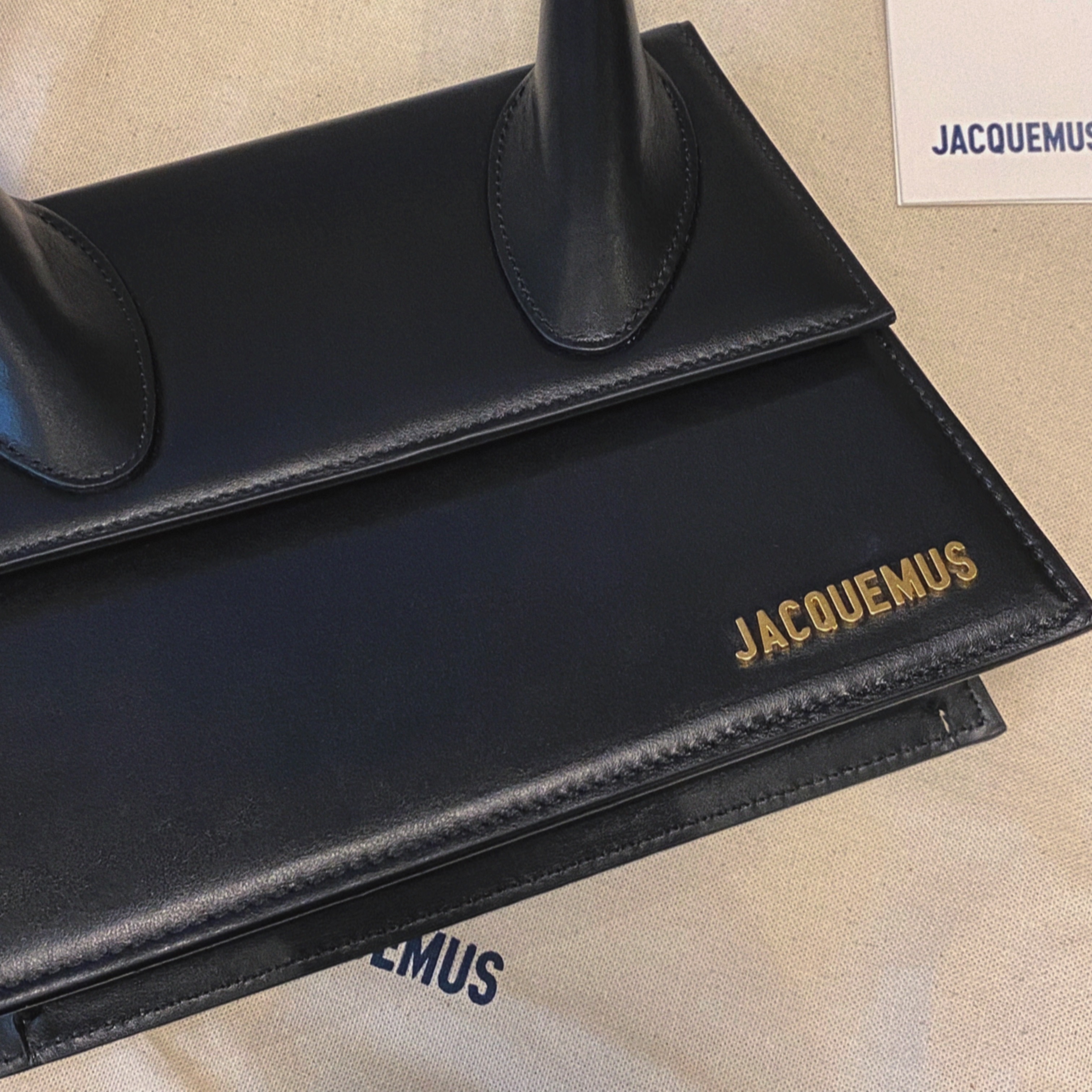 Jacquemus Le Chiquito Moyen Leather Handbag Black 착용 스타일
