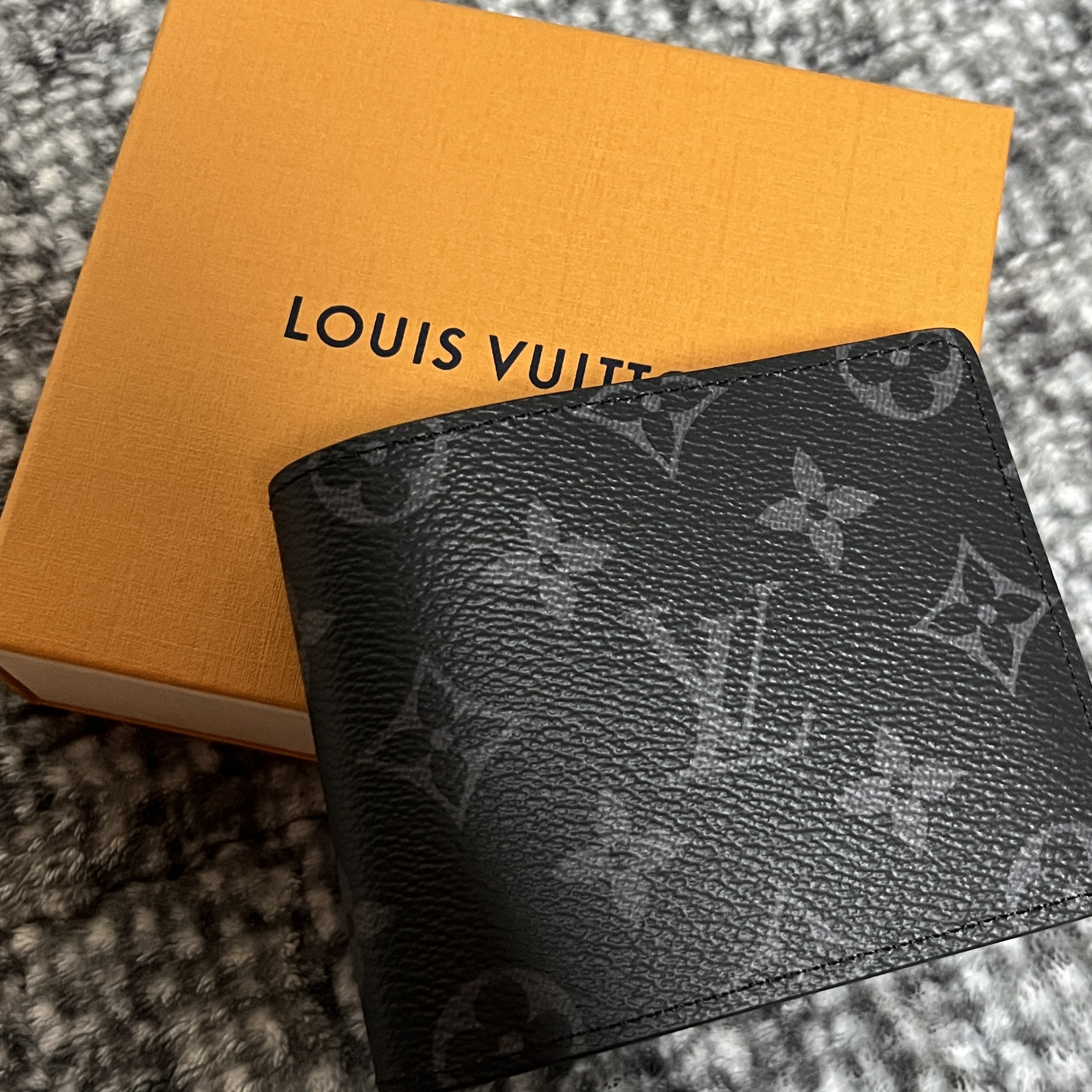 Louis Vuitton Slender Wallet Monogram Eclipse 착용 스타일