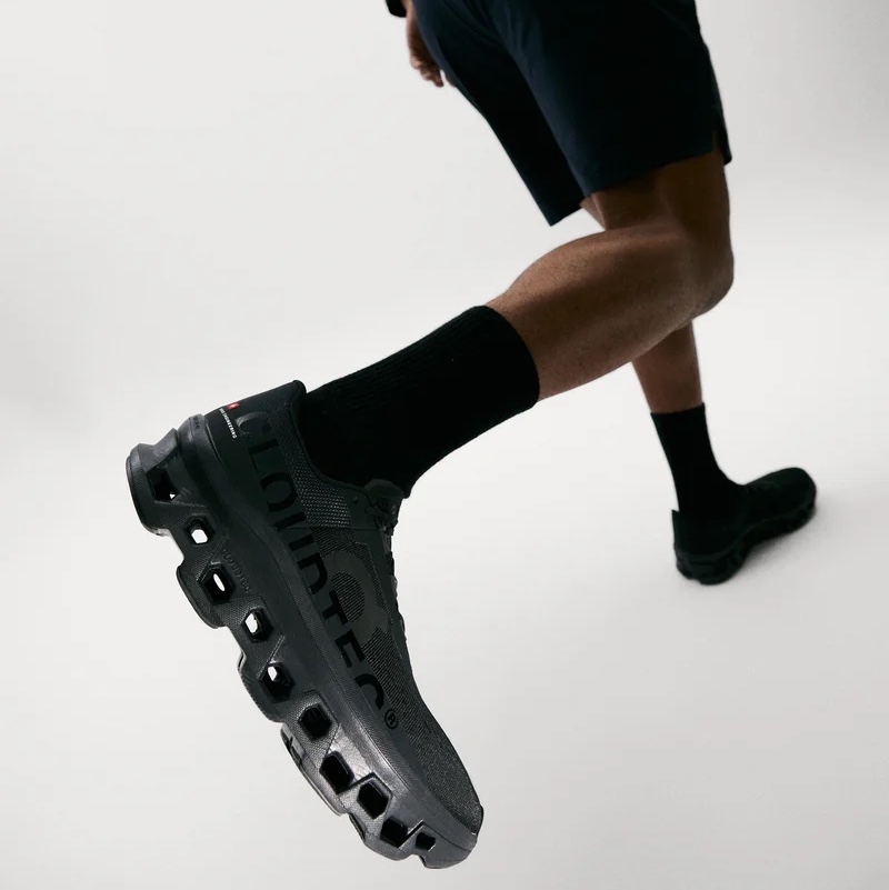 On Running Cloudmonster All Black 착용 스타일