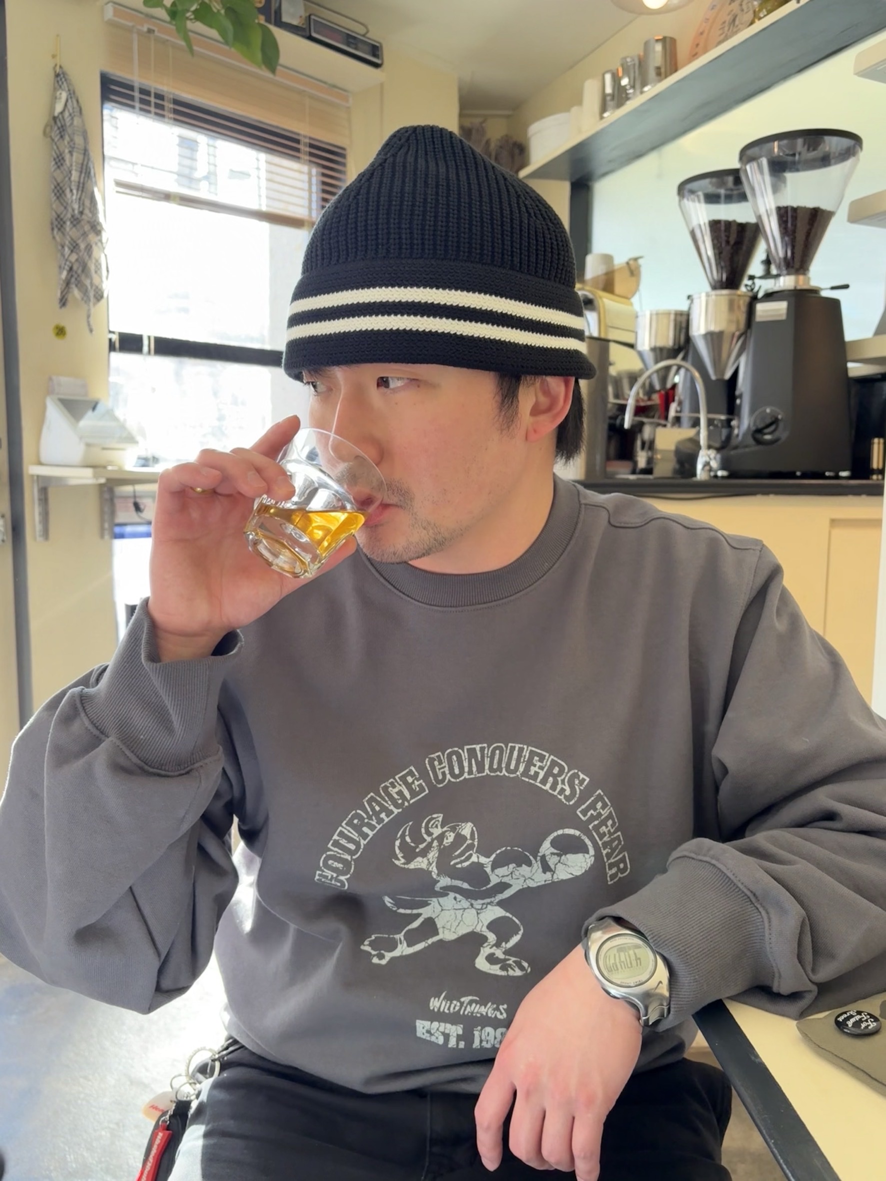 Wildthings Vintage Sweatshirts(WILD DOG) Graphite 착용 스타일 - 2