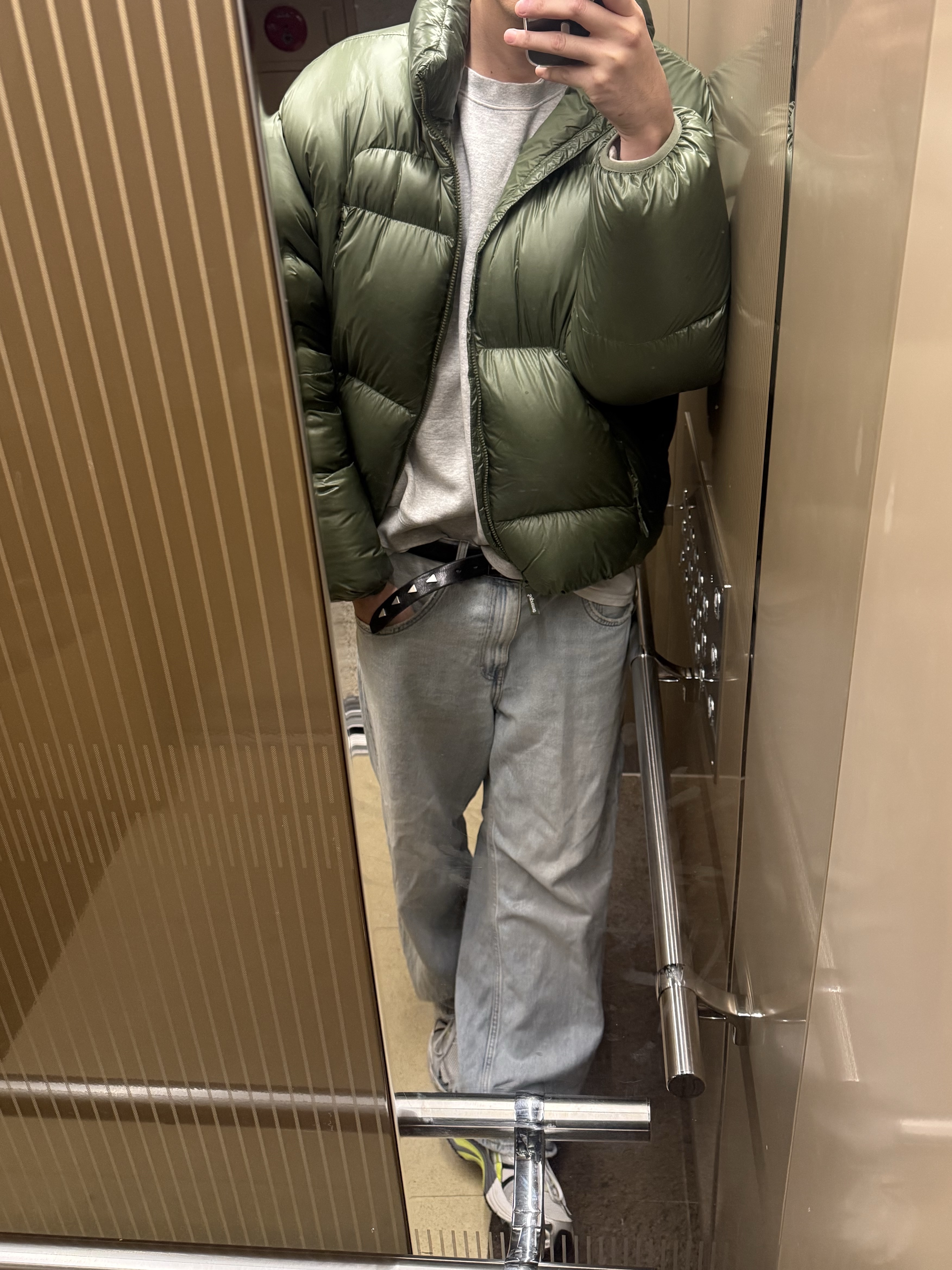 Supreme Featherweight Down Puffer Jacket Olive - 23FW, Reebok x Vetements Spike Runner 200 Silver Lime 착용 스타일