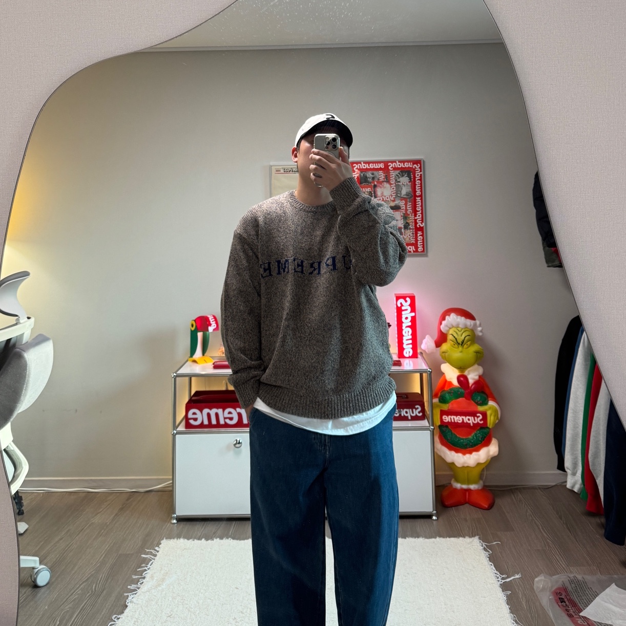 Supreme Contrast Logo Sweater Taupe Melange - 25SS 착용 스타일 - 1