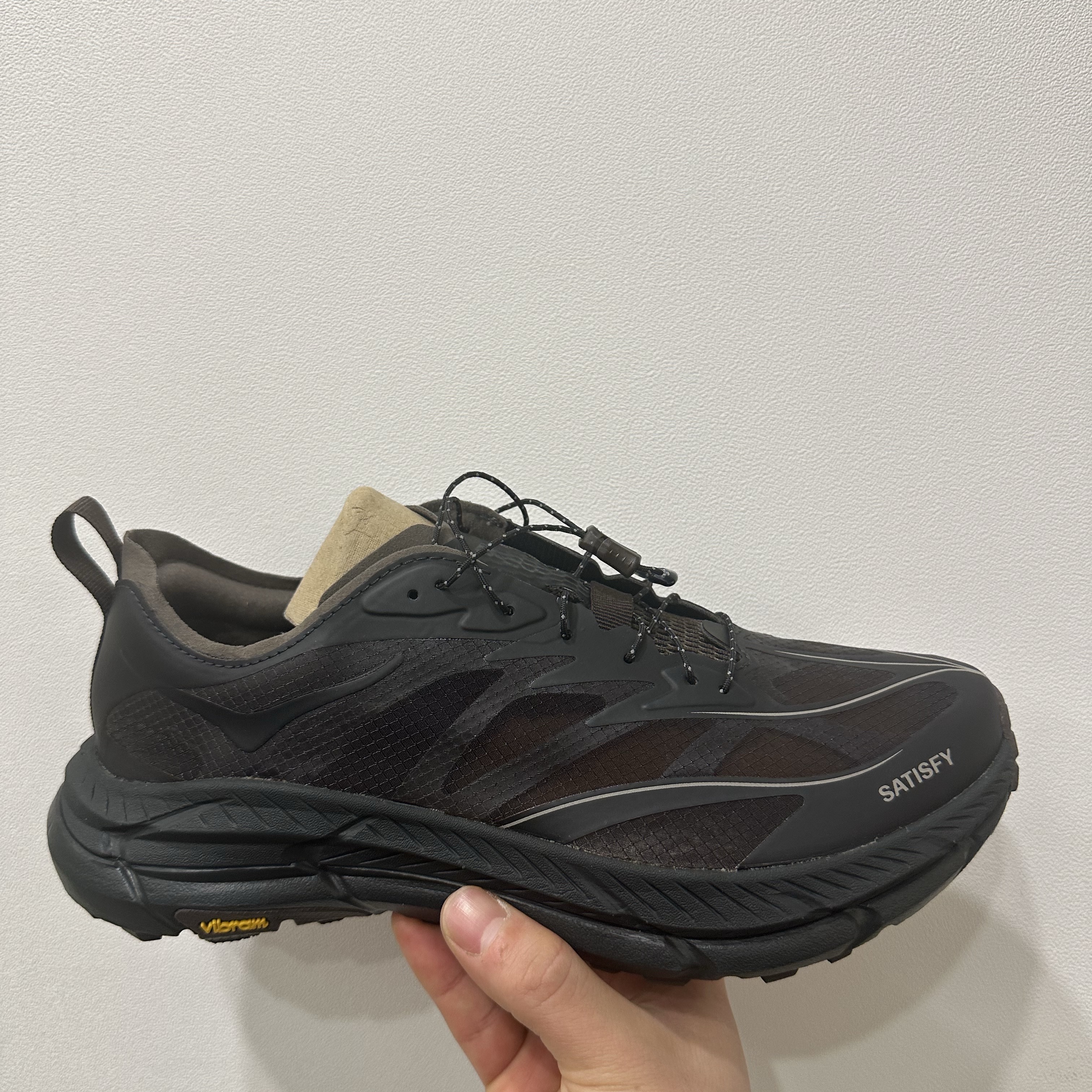 Hoka x Satisfy Mafate Speed 4 Lite Coffee 착용 스타일