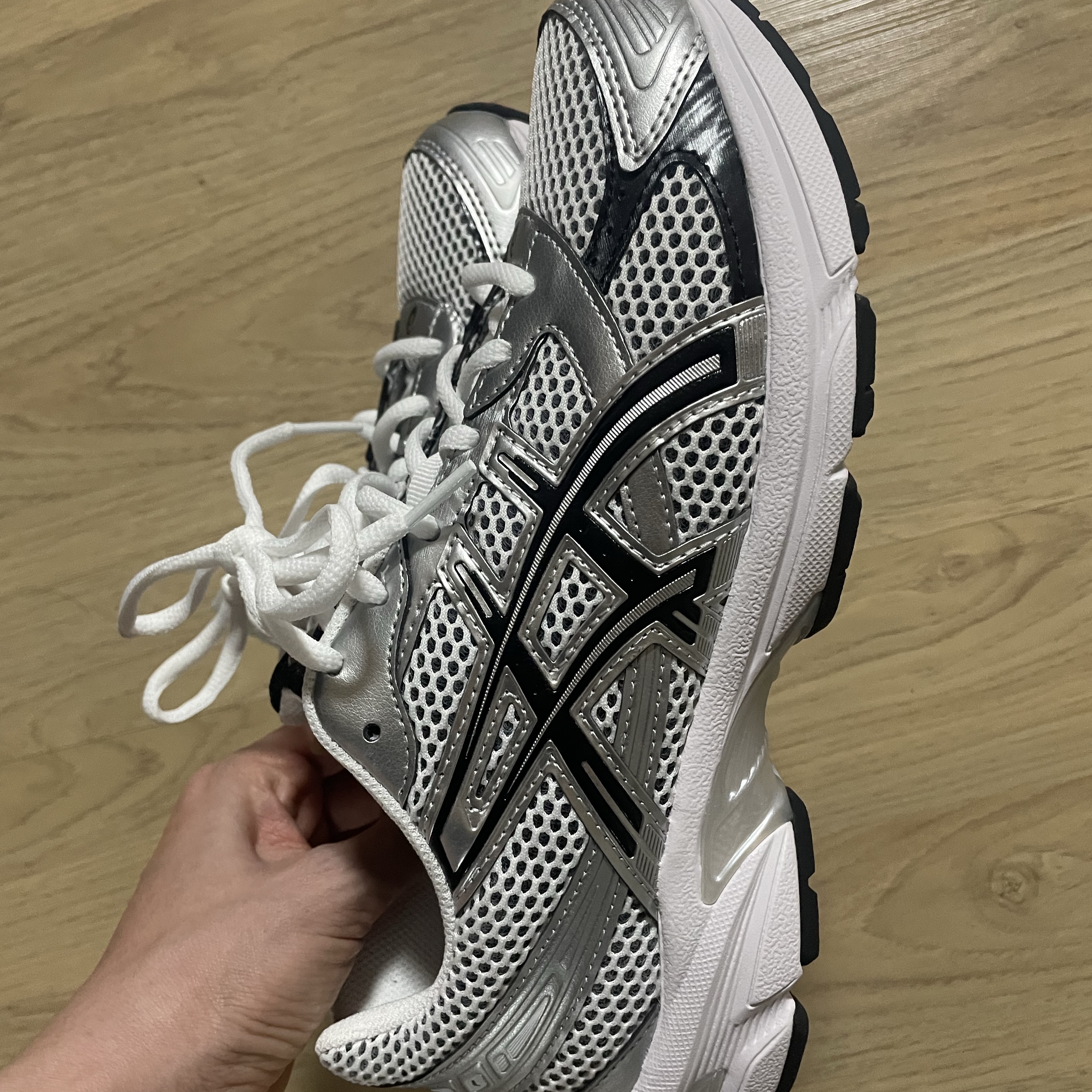Asics Gel-1130 White Black 착용 스타일 - 2