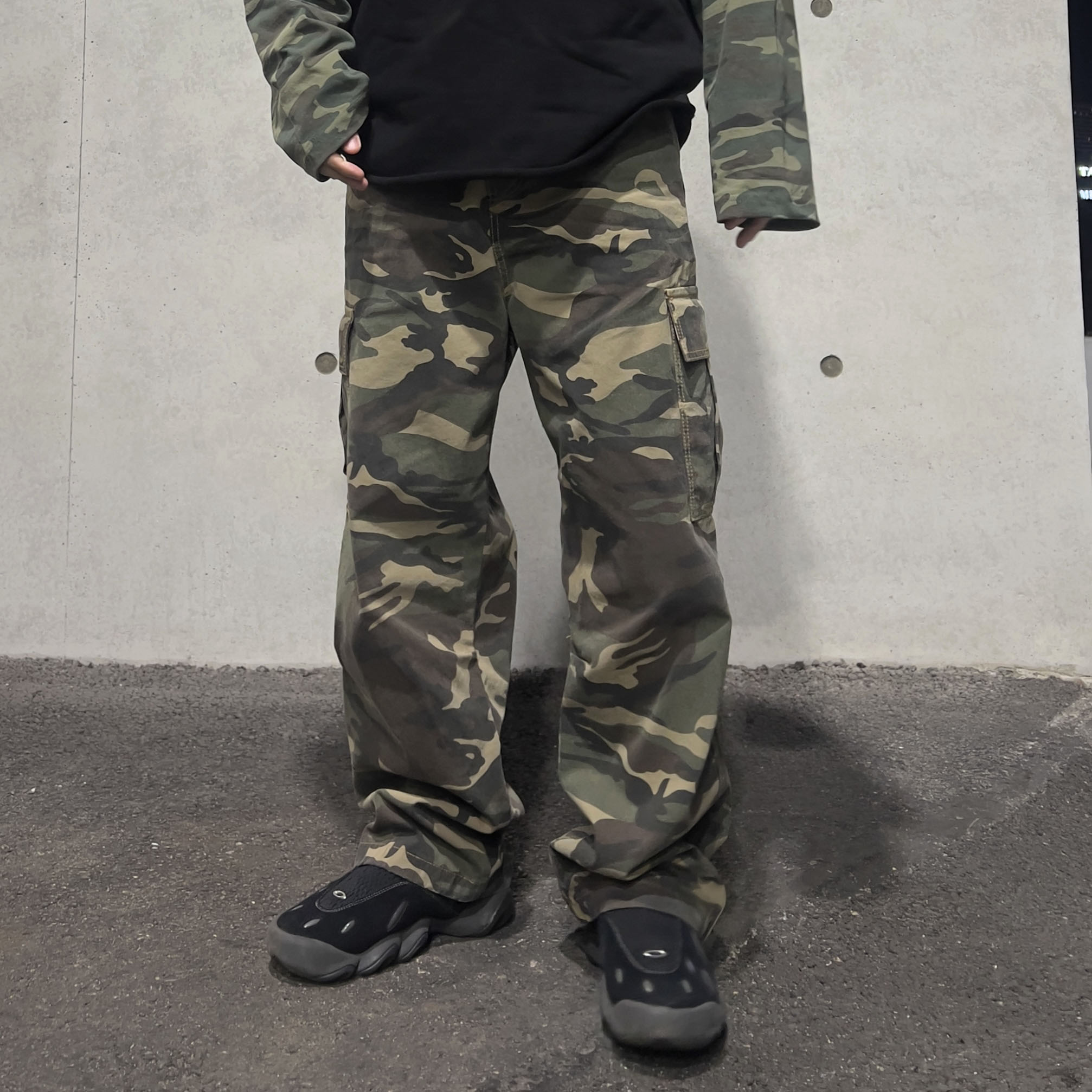 Oakley Factory Team x Brain Dead Suede Flesh Java, Oakley Factory Team x Brain Dead Orbital Flesh Black glitter 착용 스타일 - 5