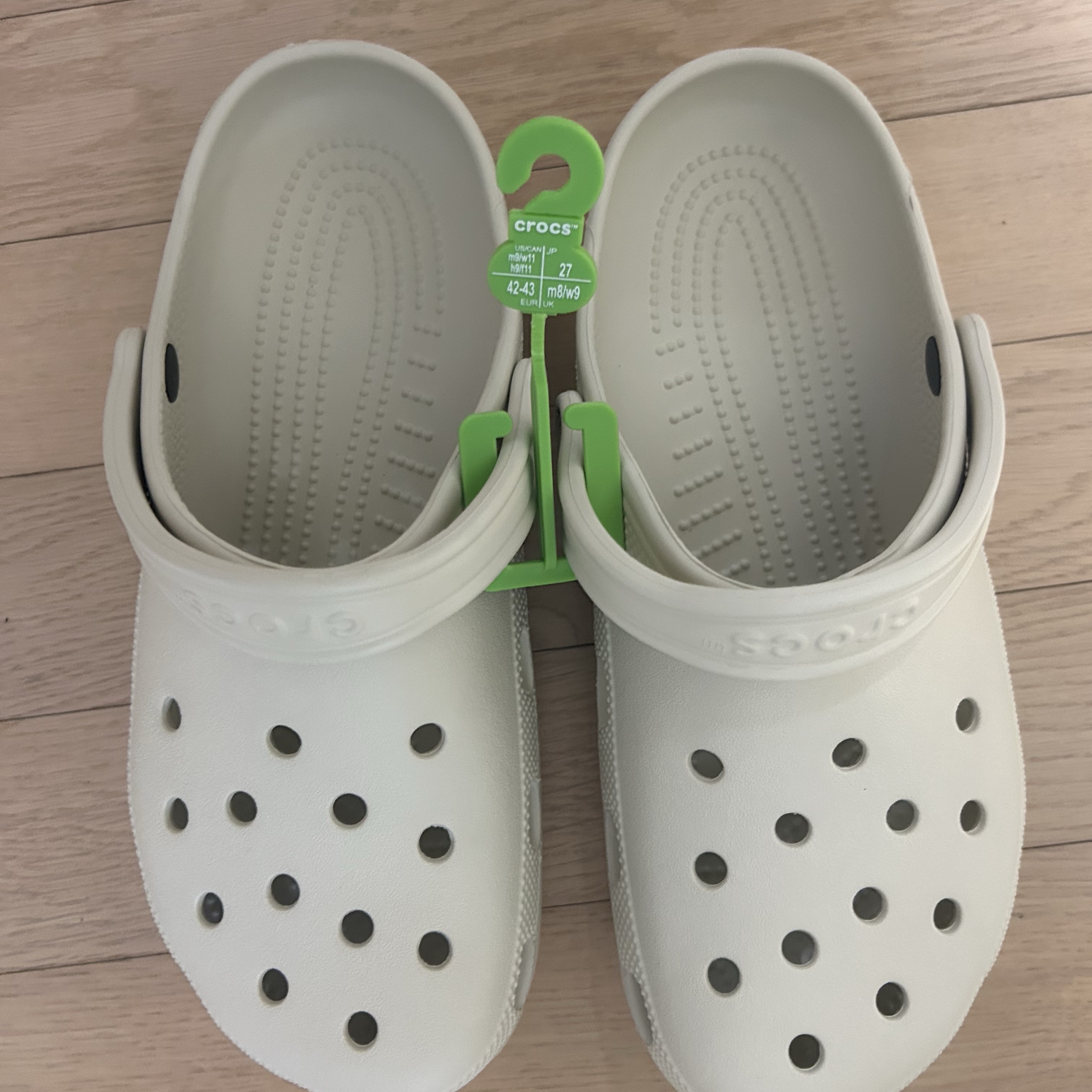 Crocs Classic Clog Bone 착용 스타일