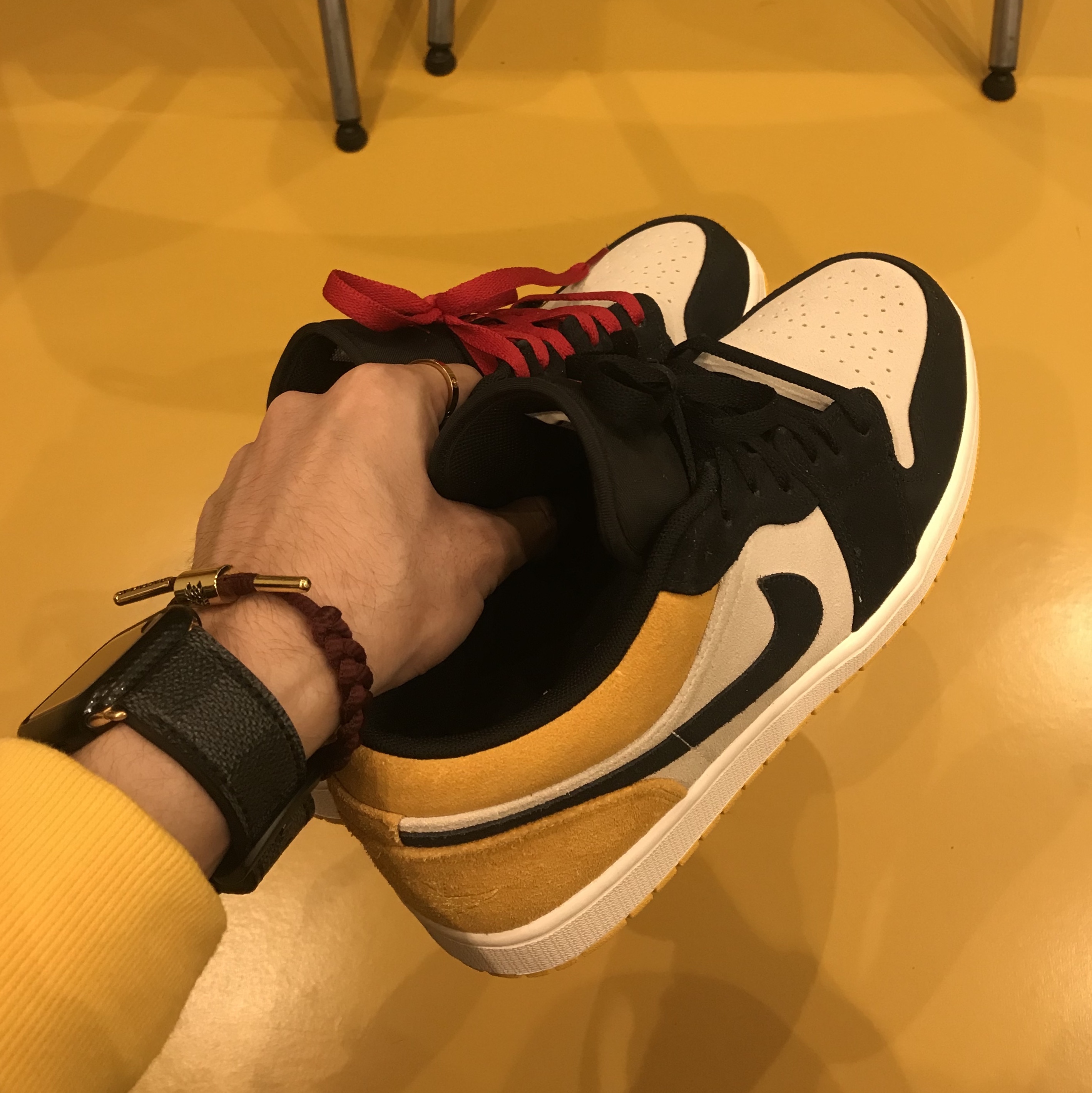 Jordan 1 Low Sail University Gold Black 착용 스타일 - 1