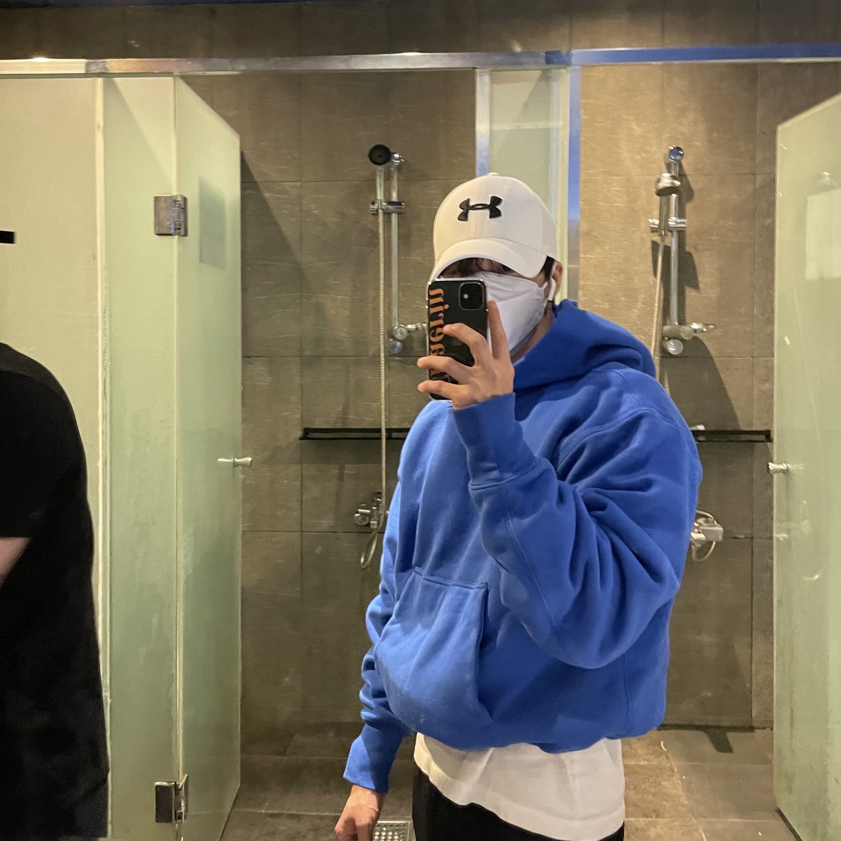 Yeezy Gap Hoodie Blue, Under Armour Blitzing Cap White Black 착용 스타일 - 2