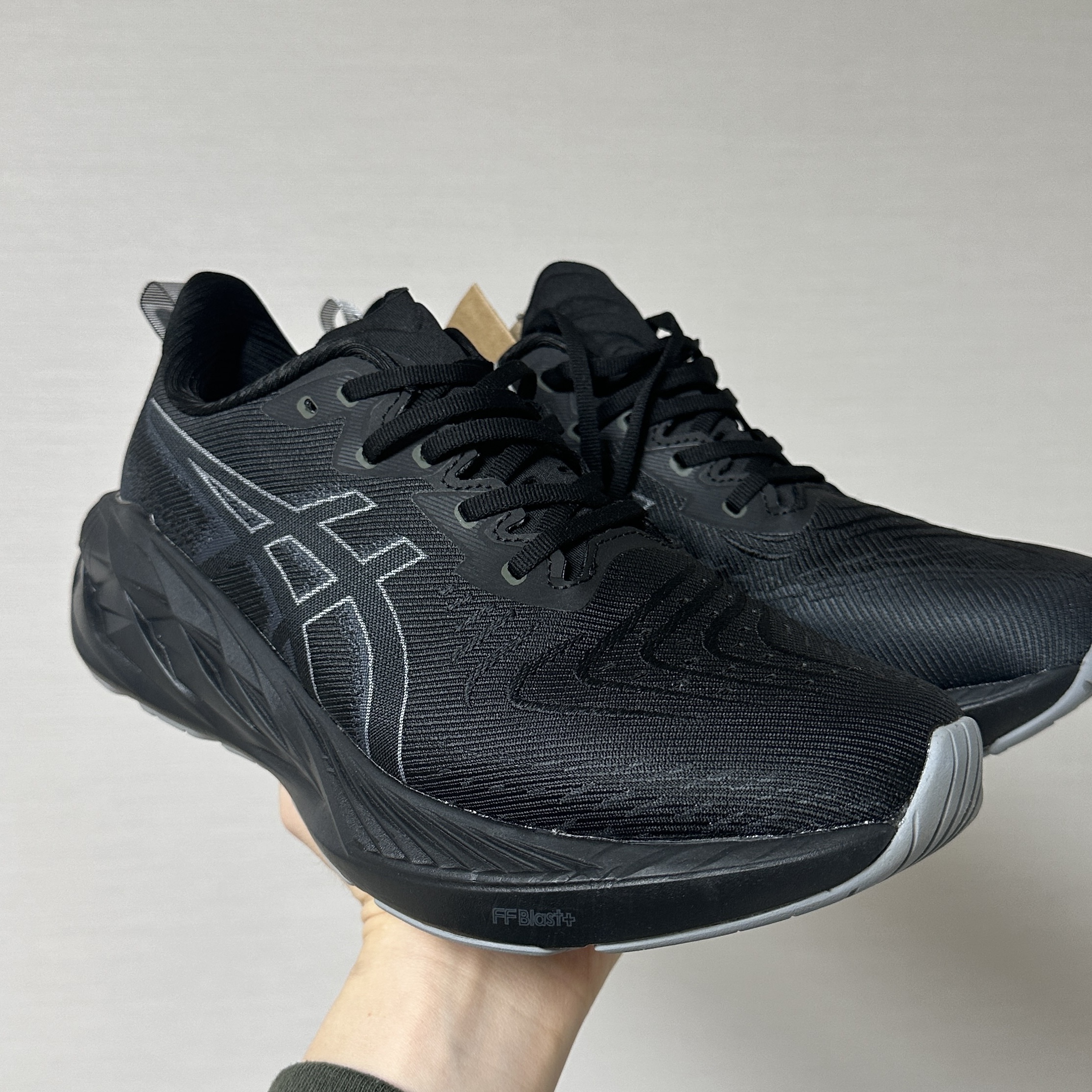 Asics Novablast 4 Black Graphite Grey 착용 스타일 - 5