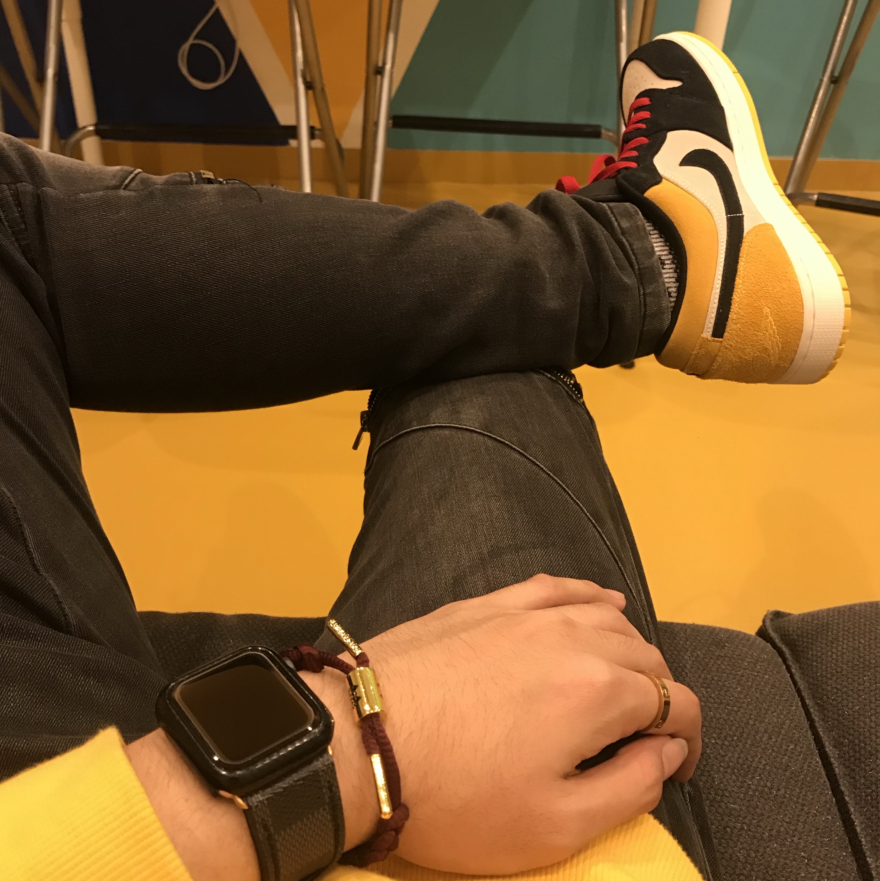 Jordan 1 Low Sail University Gold Black 착용 스타일 - 3