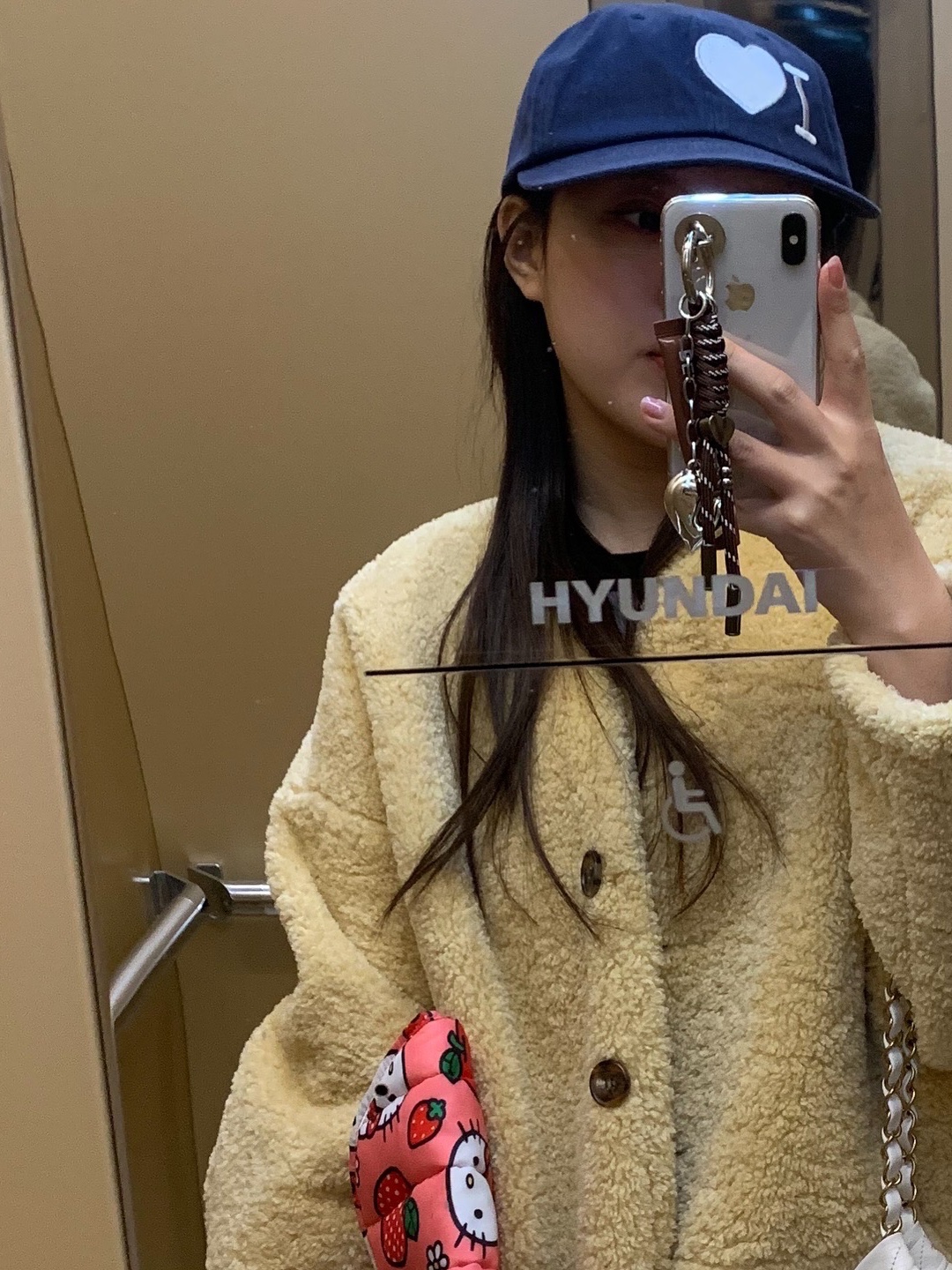 Token Gift I Love Vintage Navy 착용 스타일