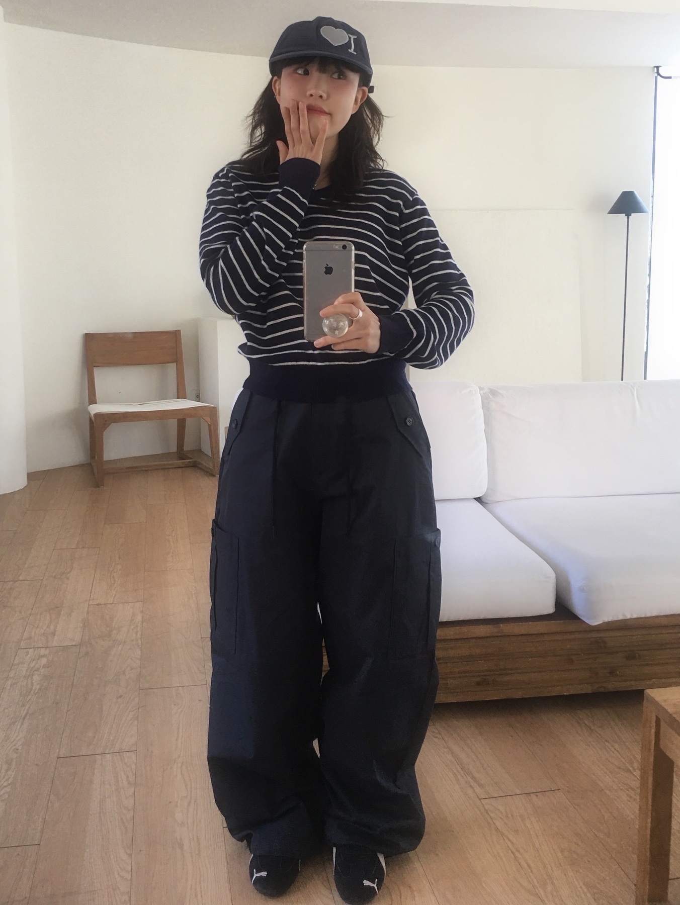 Token Gift I Love Vintage Navy 착용 스타일