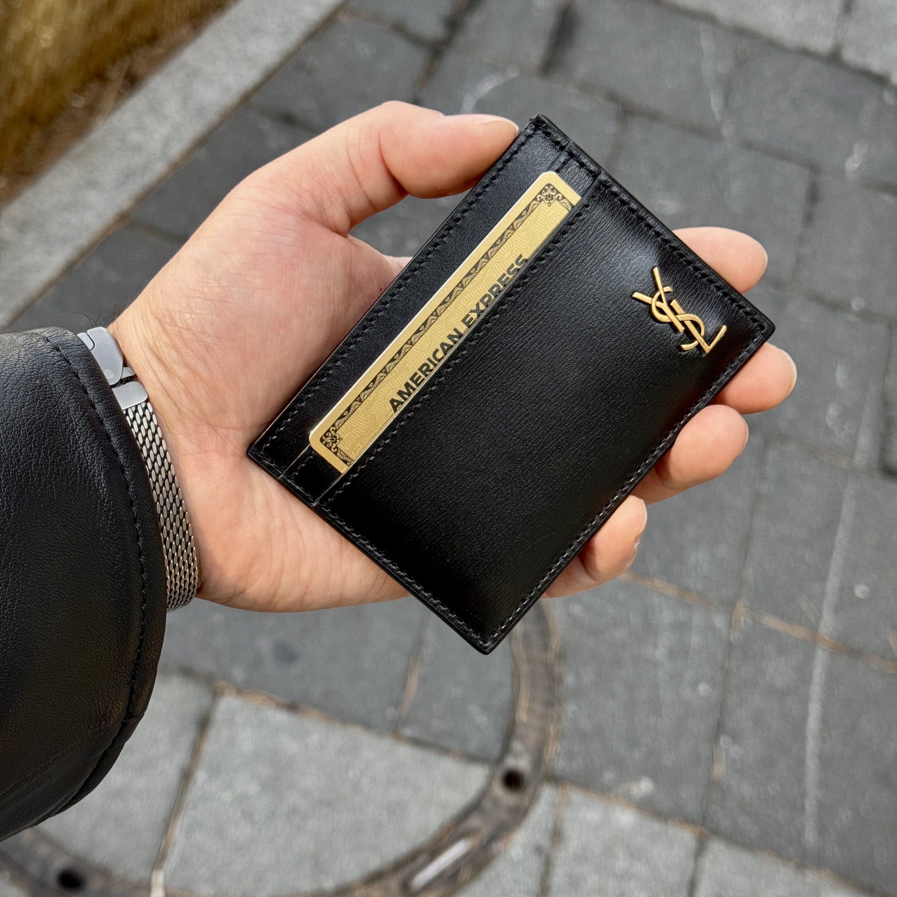 Saint Laurent Tiny Monogram Shiny Leather Card Case Black, Apple Watch Titanium Milanese Loop Band 49mm Natural 착용 스타일