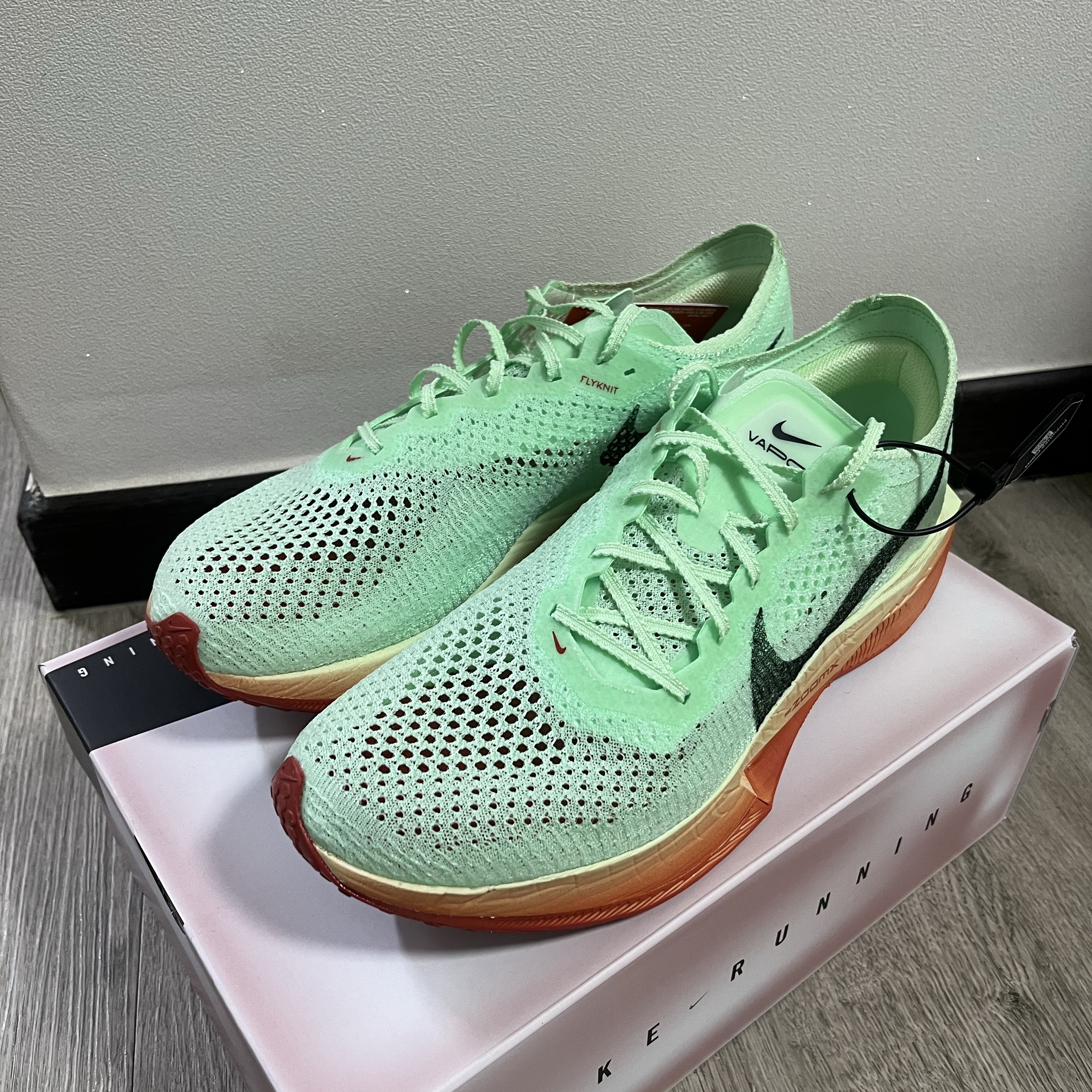 Nike ZoomX Vaporfly Next% 3 Vapor Green Dragon Red 착용 스타일 - 2