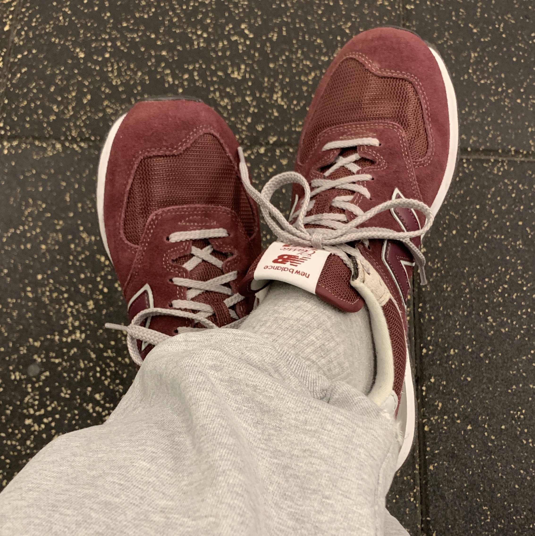 New Balance 574 Burgundy - D Standard 착용 스타일