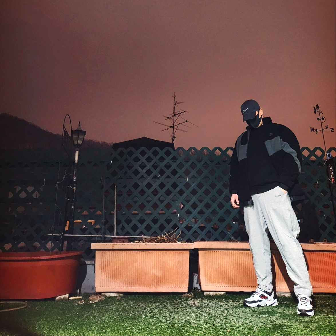 나이키 NSW 헤리티지 86 어드저스터블 캡 앤트러사이트 블랙, 나이키 빅 스우시 풀 집 자켓 블랙 앤트러사이트 착용 스타일 - 1