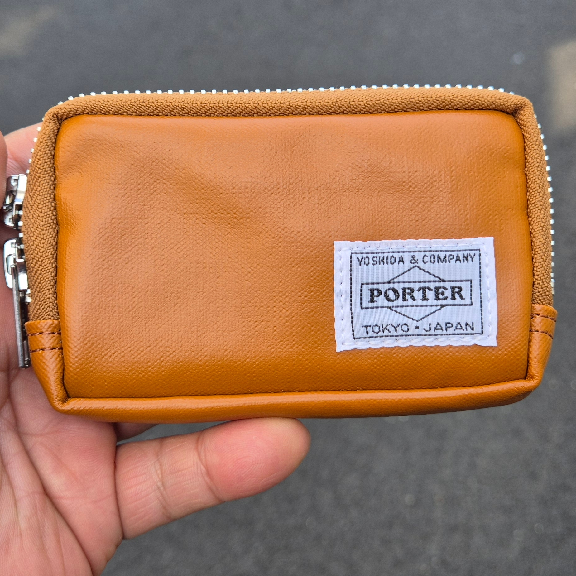 Porter Freestyle Multi Coin Case Camel 착용 스타일
