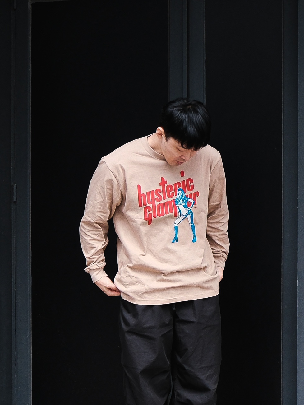Hysteric Glamour Sound Vibration T-Shirt Beige, On Running x Post Archive Faction (Paf) Cloudmonster 2 Black Magnet 착용 스타일 - 2