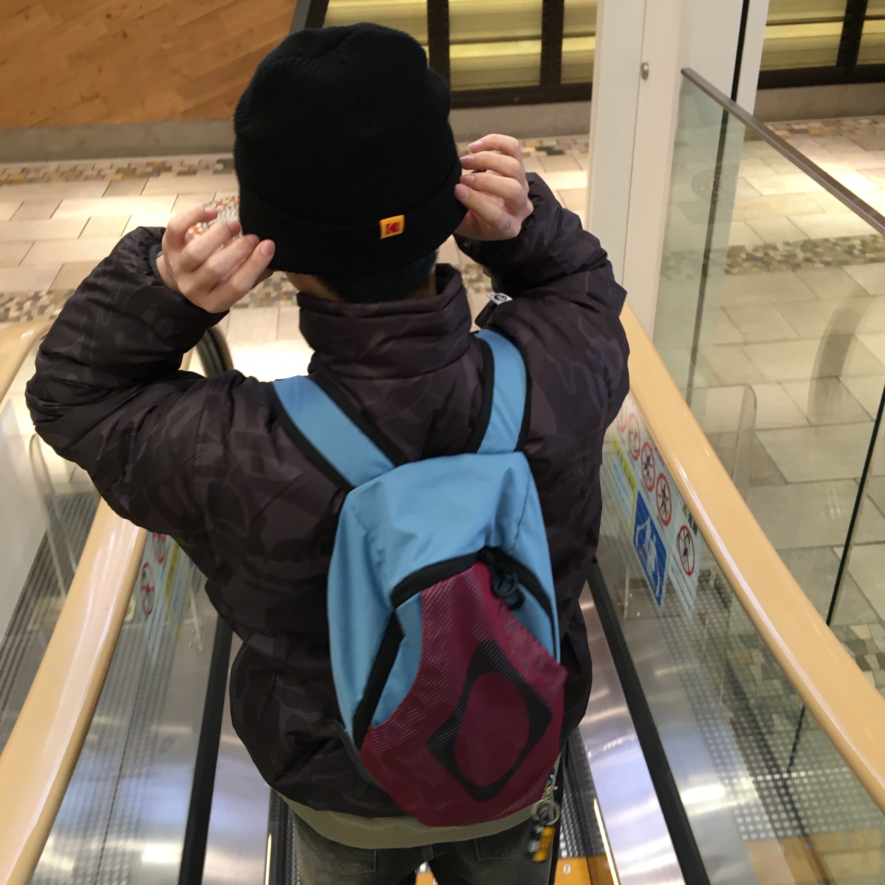 Mischief Rhombus Mesh Backpack Burgundy Blue 착용 스타일 - 2