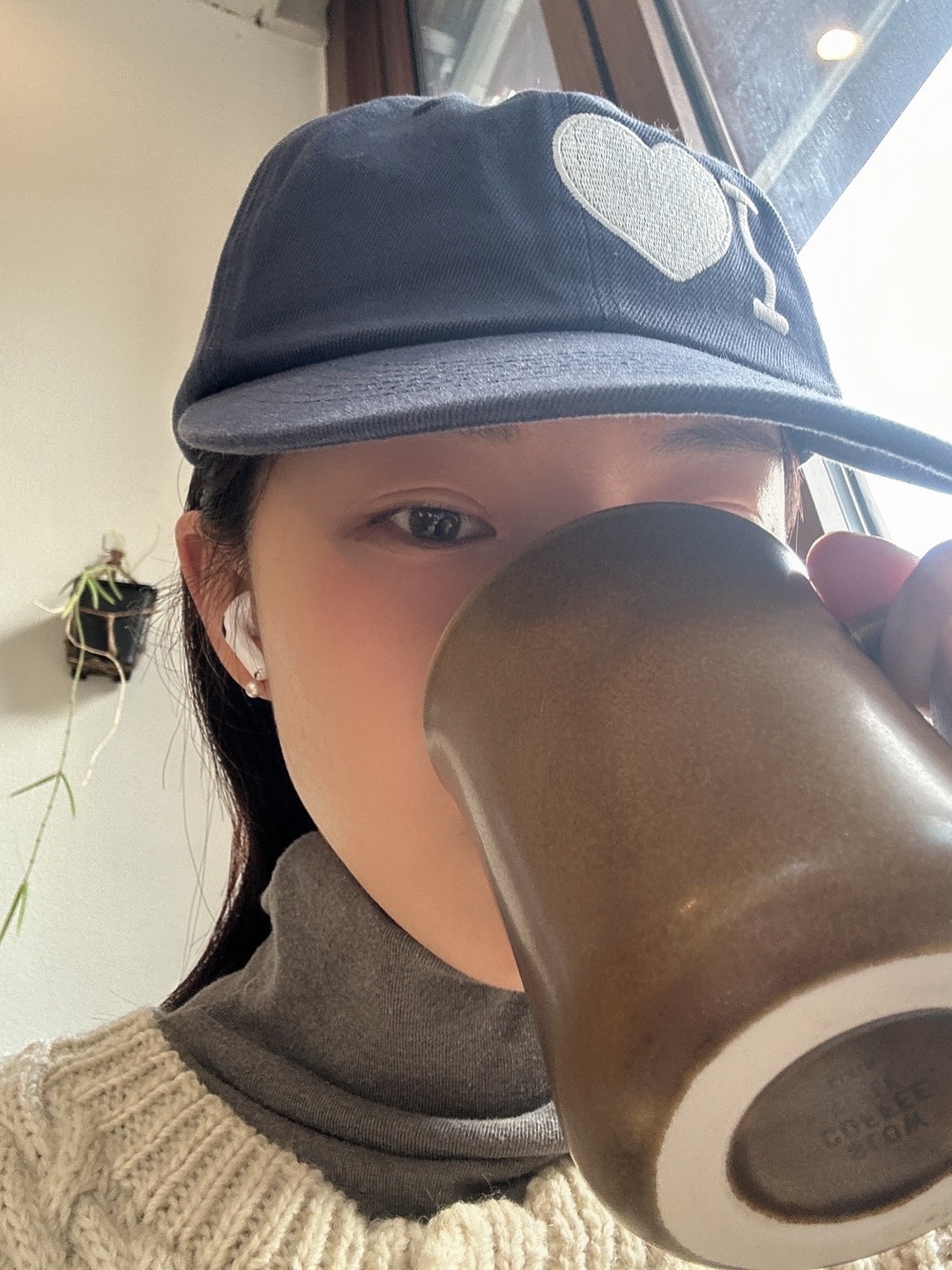 Token Gift I Love Vintage Navy 착용 스타일