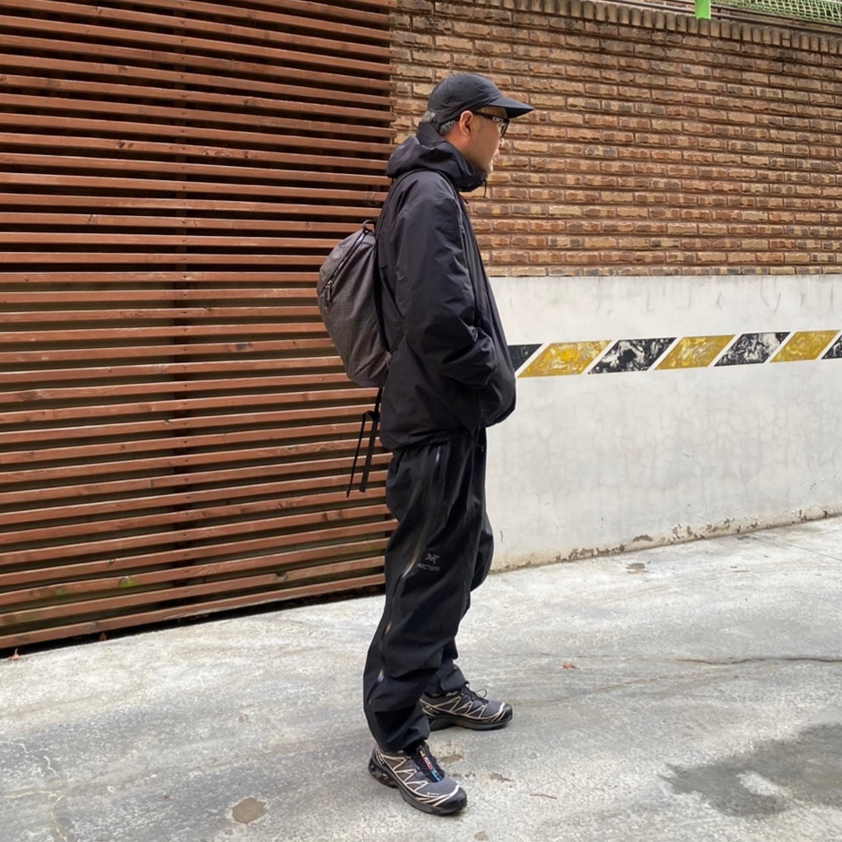 Arc'teryx Beta LT Jacket Black, Arc'teryx Beta Pants Black 착용 스타일