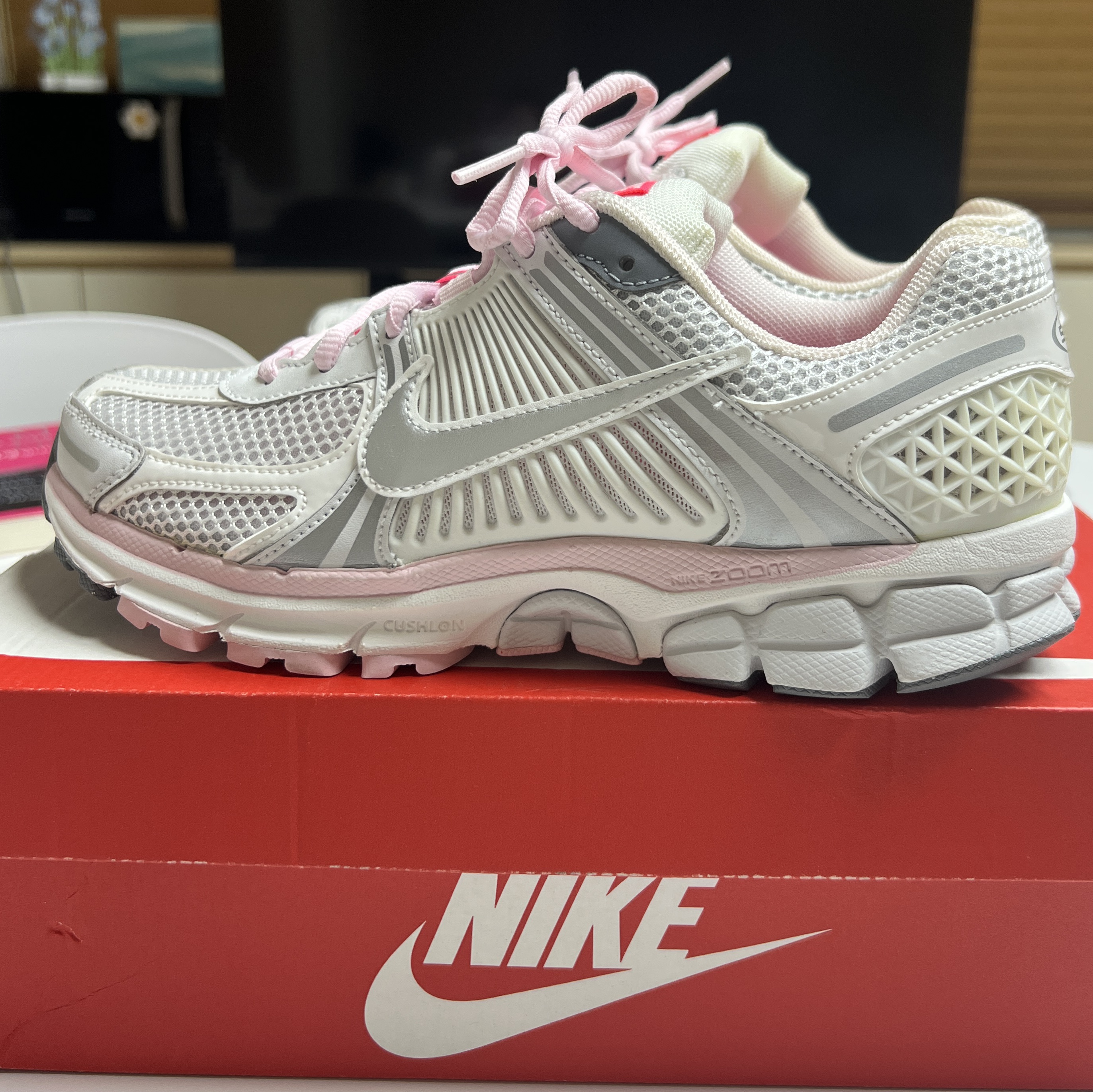 (W) Nike Zoom Vomero 5 Photon Dust Metallic Silver 착용 스타일